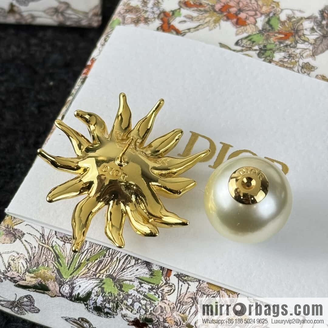 ❗️New ❗️ Dior stud earrings ☀️ New ☑️ Dior Dior pearl sunflower stud earrings ☀️