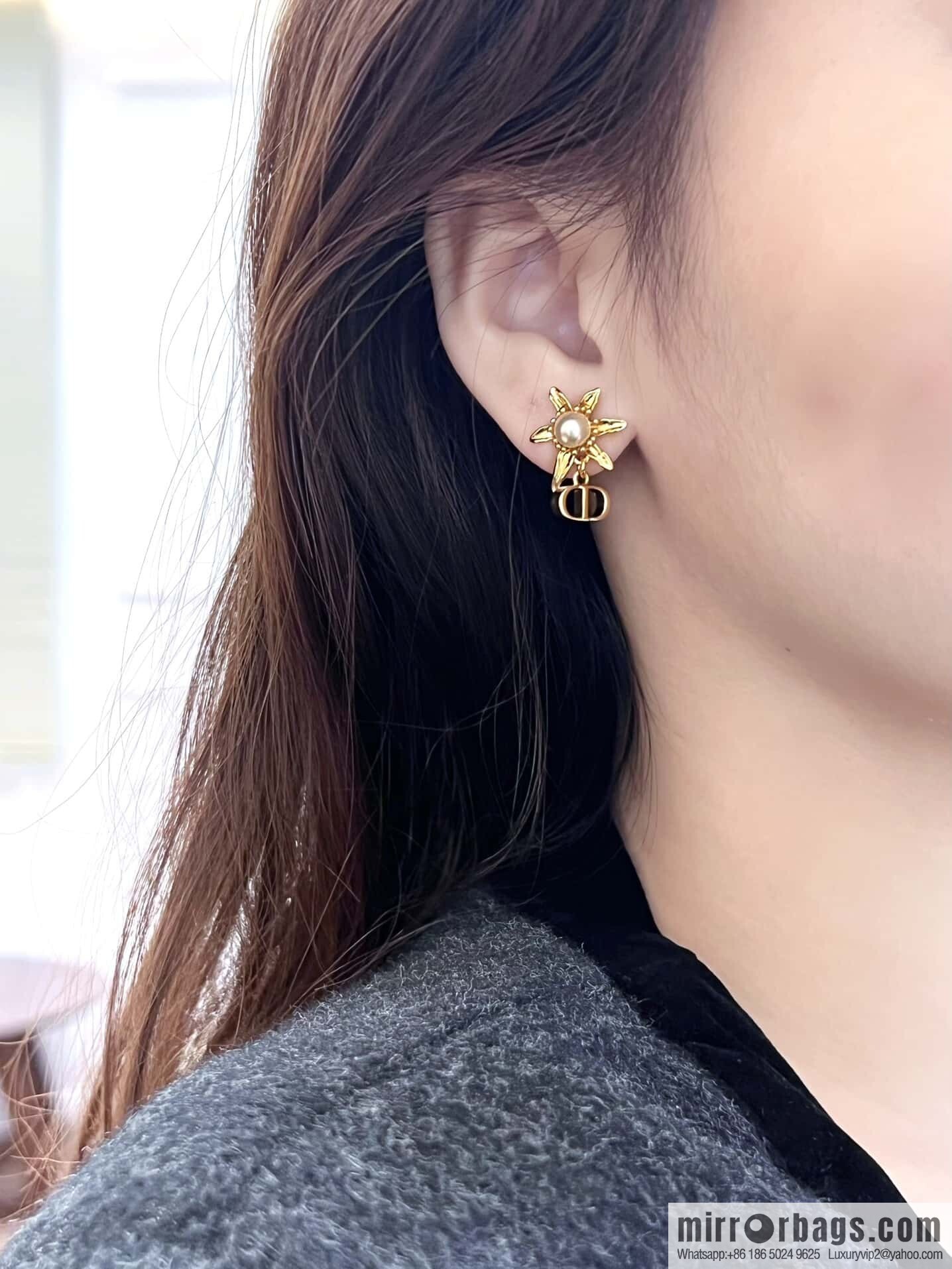 ❗️New ❗️☀️ New ☑️ Dior Pearl CD Sunflower Stud Earrings ☀️