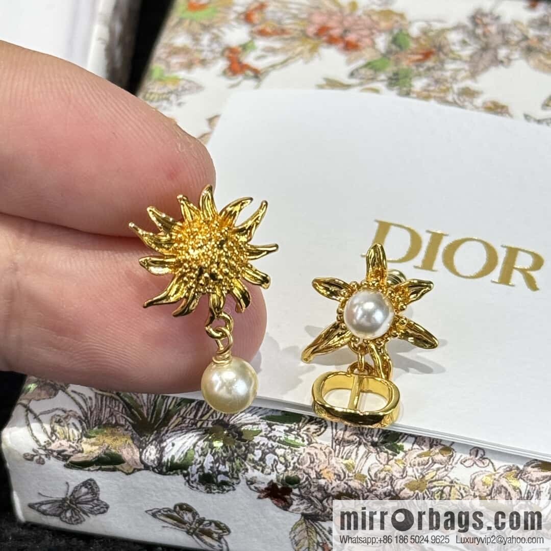 ❗️New ❗️☀️ New ☑️ Dior Pearl CD Sunflower Stud Earrings ☀️