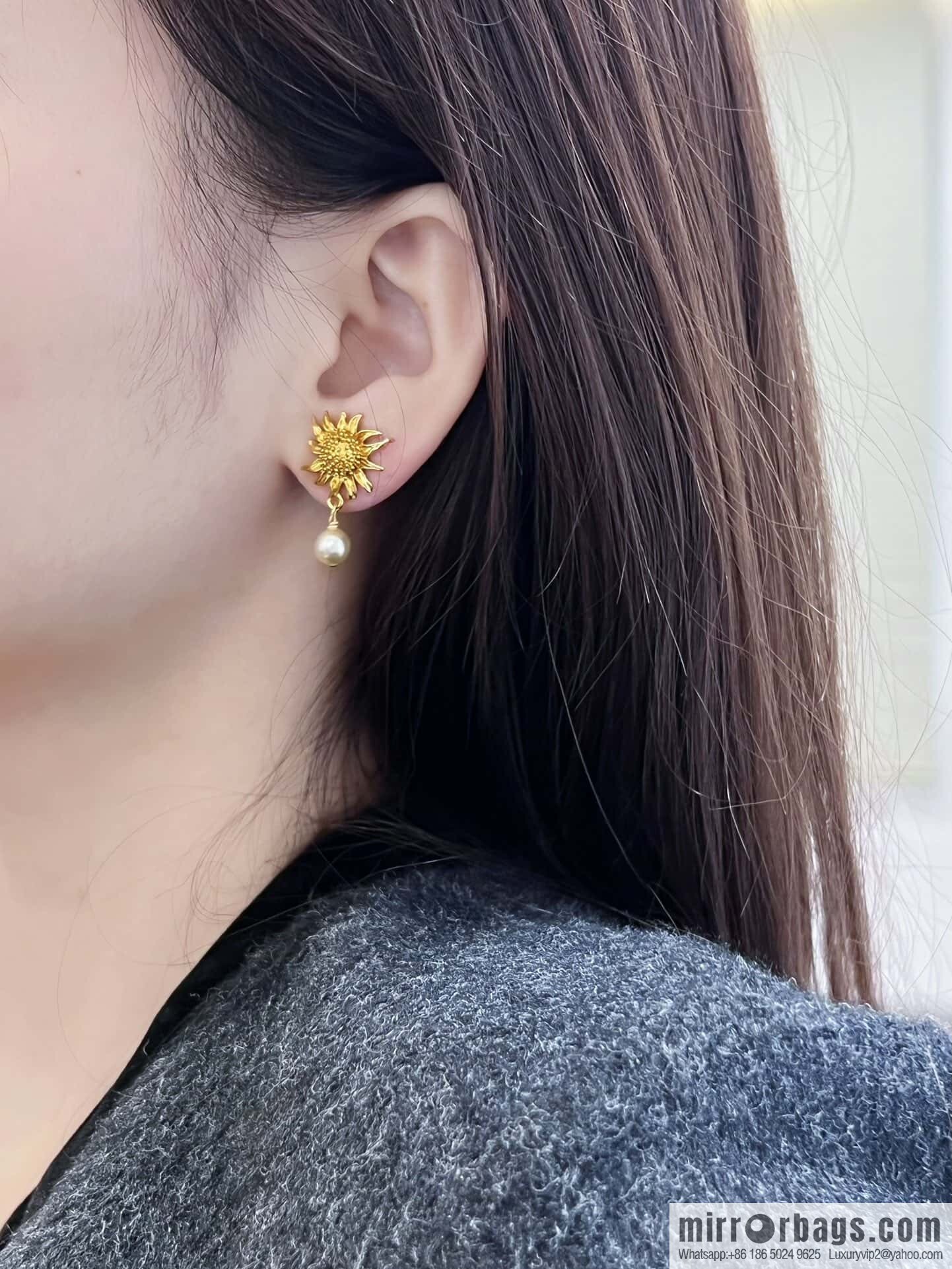 ❗️New ❗️☀️ New ☑️ Dior Pearl CD Sunflower Stud Earrings ☀️
