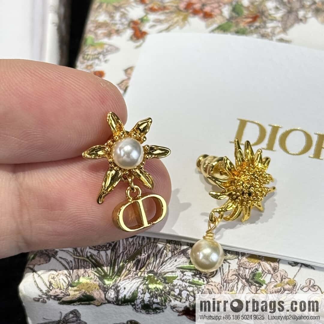 ❗️New ❗️☀️ New ☑️ Dior Pearl CD Sunflower Stud Earrings ☀️