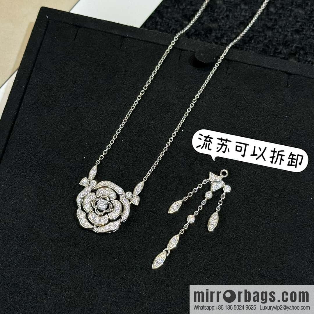 ☀️New ☑️ Chanel fringed camellia necklace