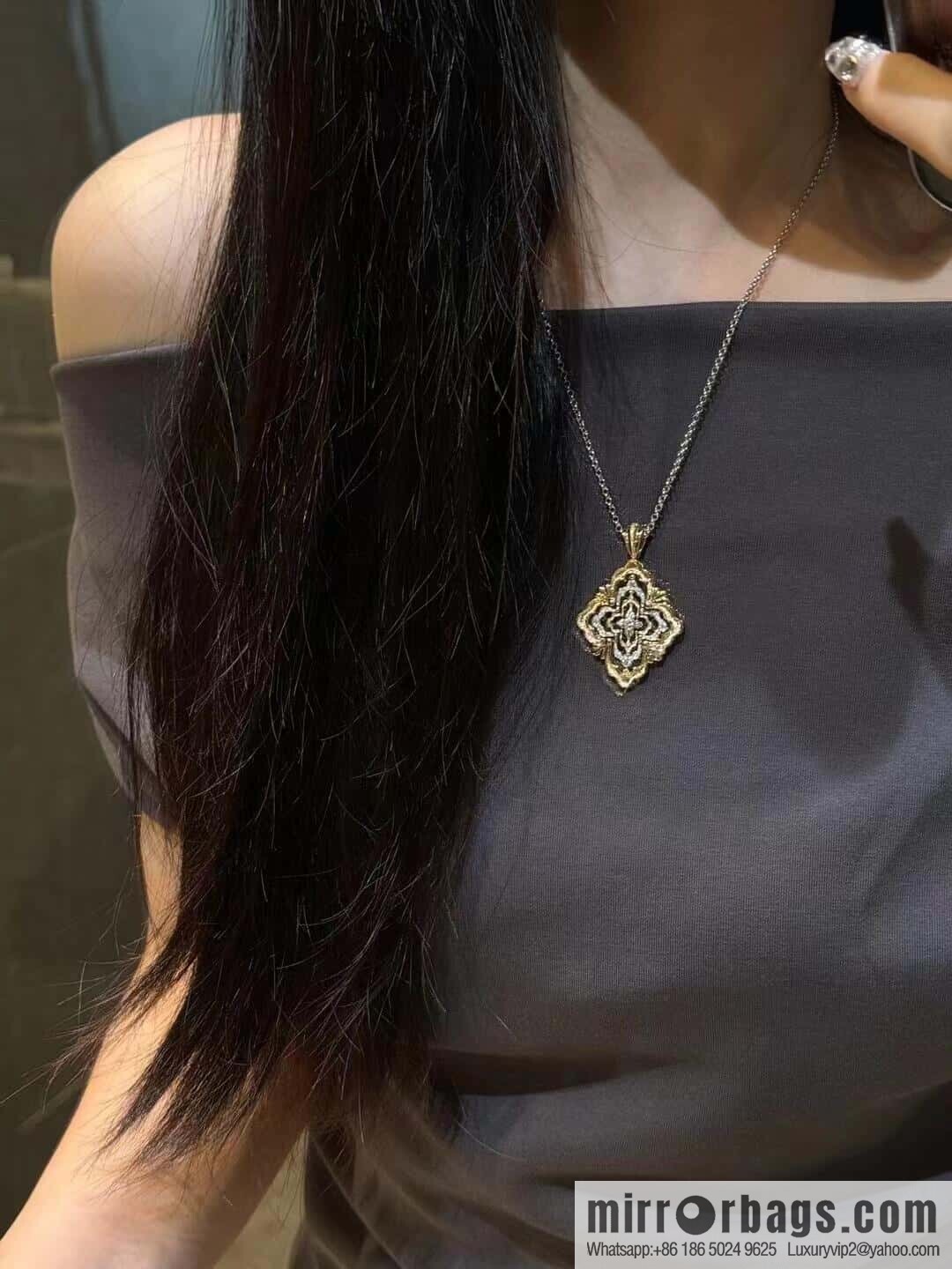 ❗️New ❗️ ☀ Buccellati Opera House Collection oversized court-style spinning four-leaf clover necklace ☀️