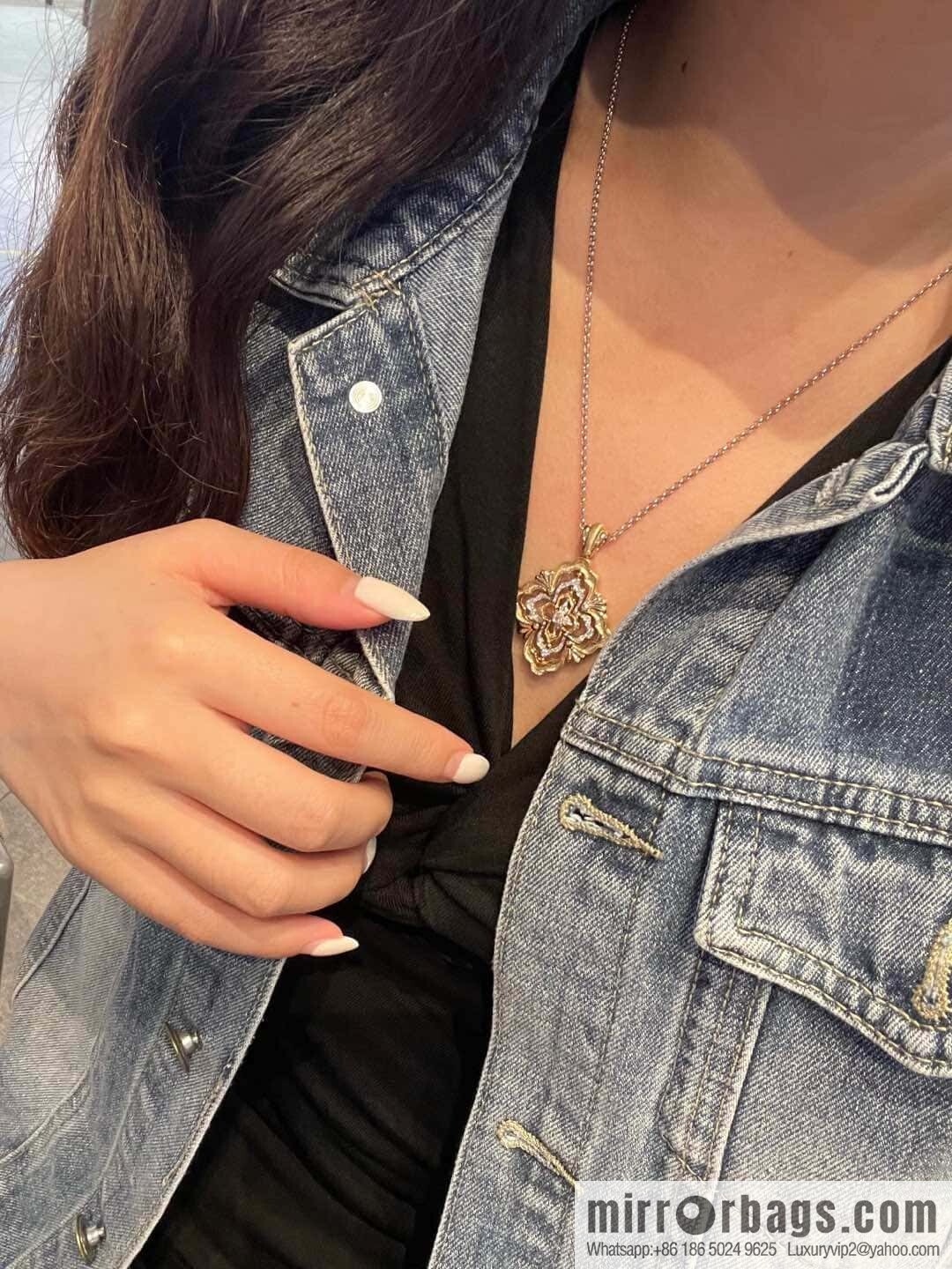 ❗️New ❗️ ☀ Buccellati Opera House Collection oversized court-style spinning four-leaf clover necklace ☀️