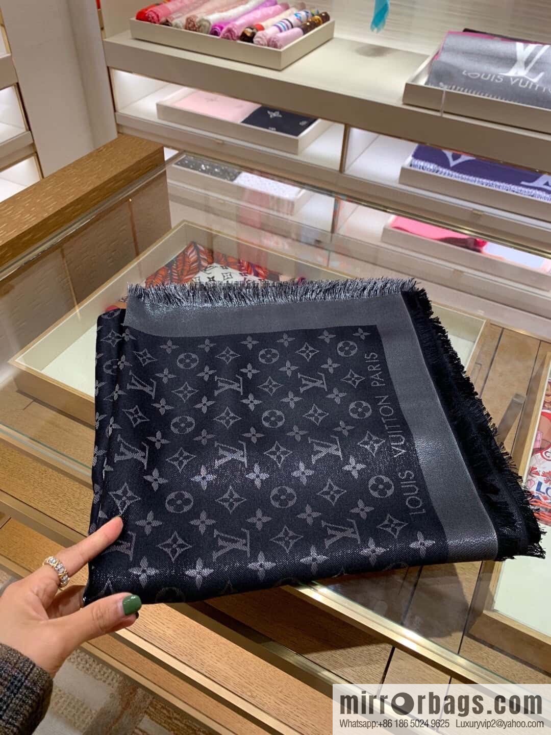 𝐋𝐨𝐮𝐢𝐬 𝐕𝐮𝐢𝐭𝐭𝐨ɴ•『 shine monogram scarf shawl M75123