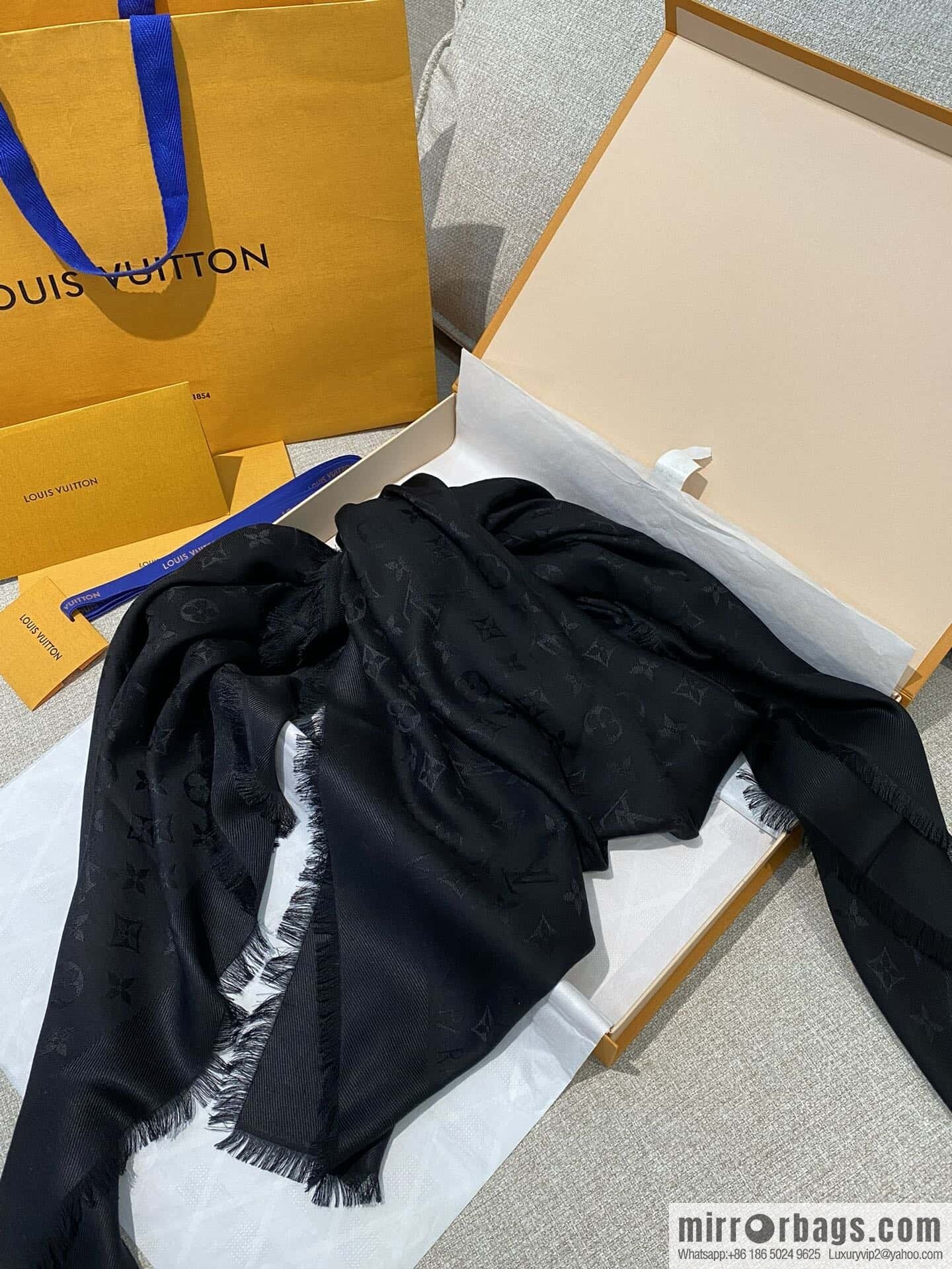 𝐋𝐨𝐮𝐢𝐬 𝐕𝐮𝐢𝐭𝐭𝐨ɴ•『 shine monogram scarf shawl M71329