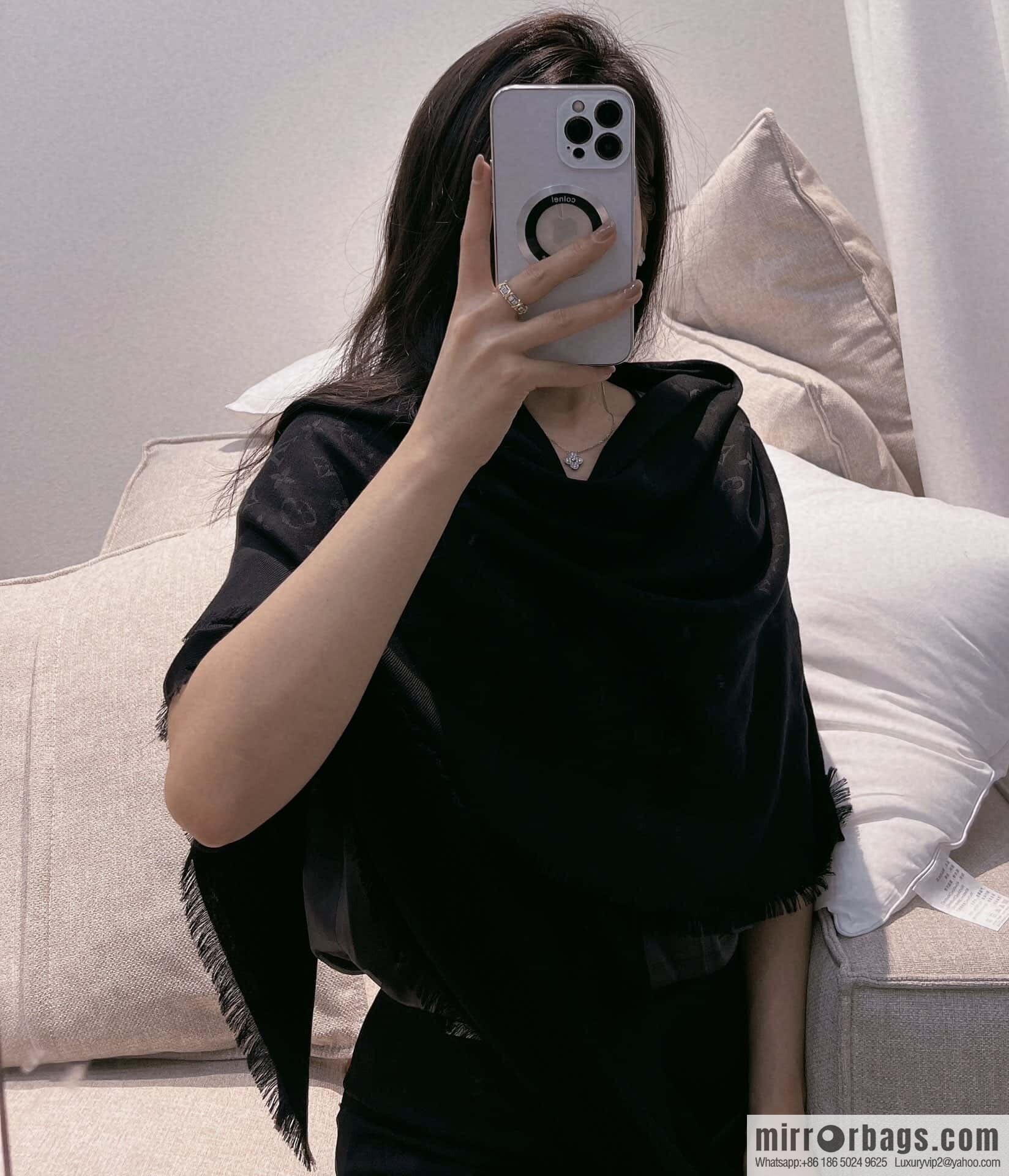 𝐋𝐨𝐮𝐢𝐬 𝐕𝐮𝐢𝐭𝐭𝐨ɴ•『 shine monogram scarf shawl M71329