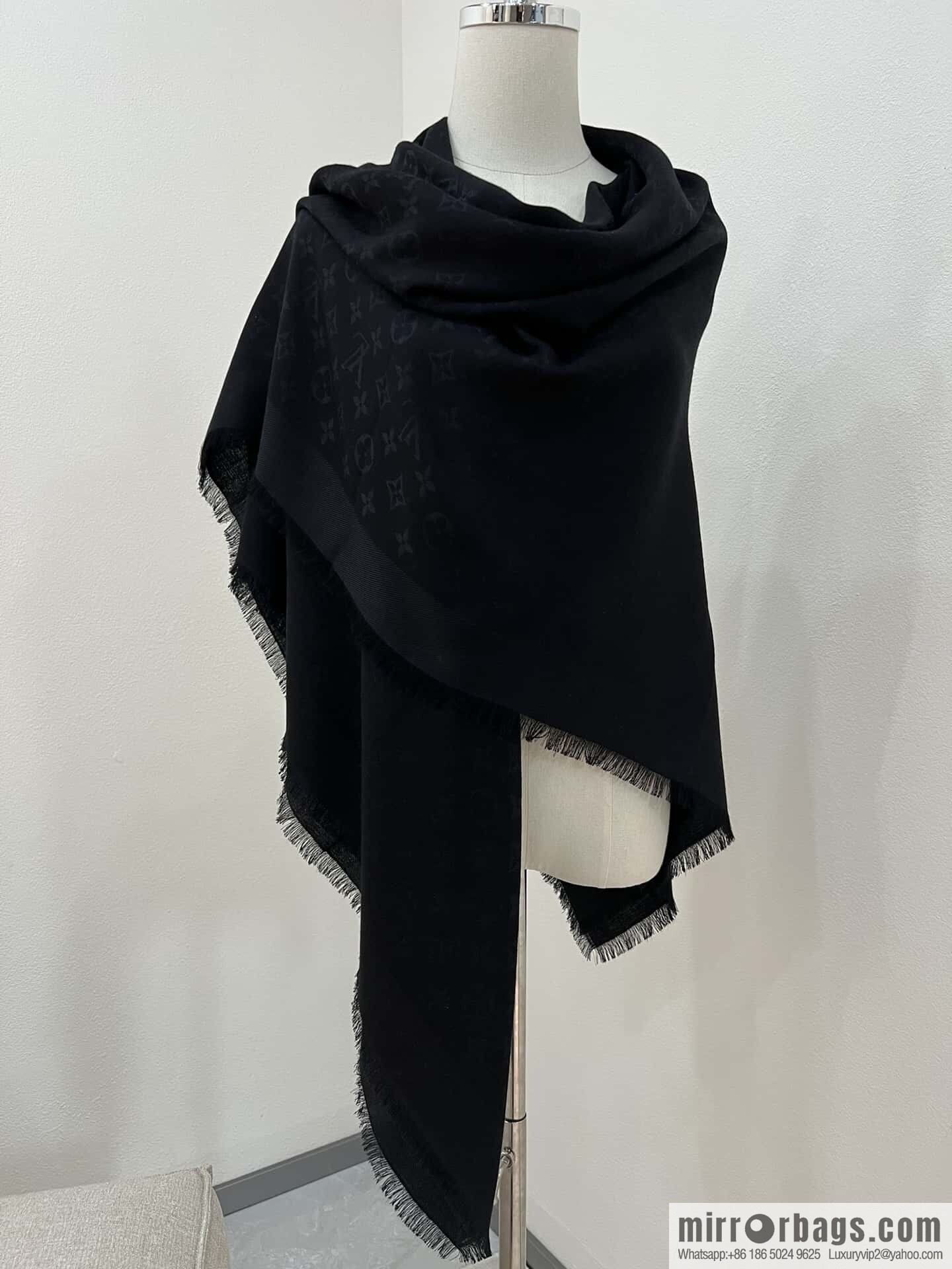 𝐋𝐨𝐮𝐢𝐬 𝐕𝐮𝐢𝐭𝐭𝐨ɴ•『 shine monogram scarf shawl M71329