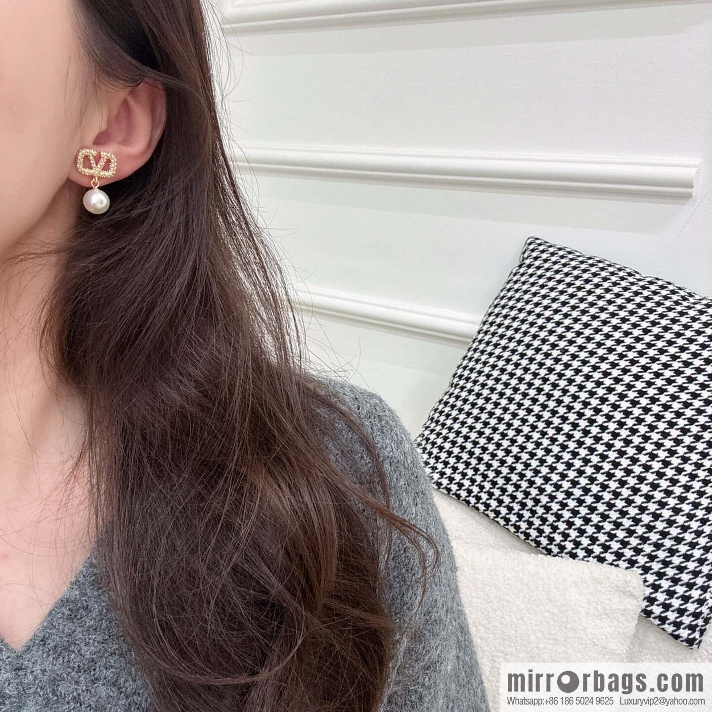 ❗️New ❗️ New ☑️ Valentino brick pearl stud earrings