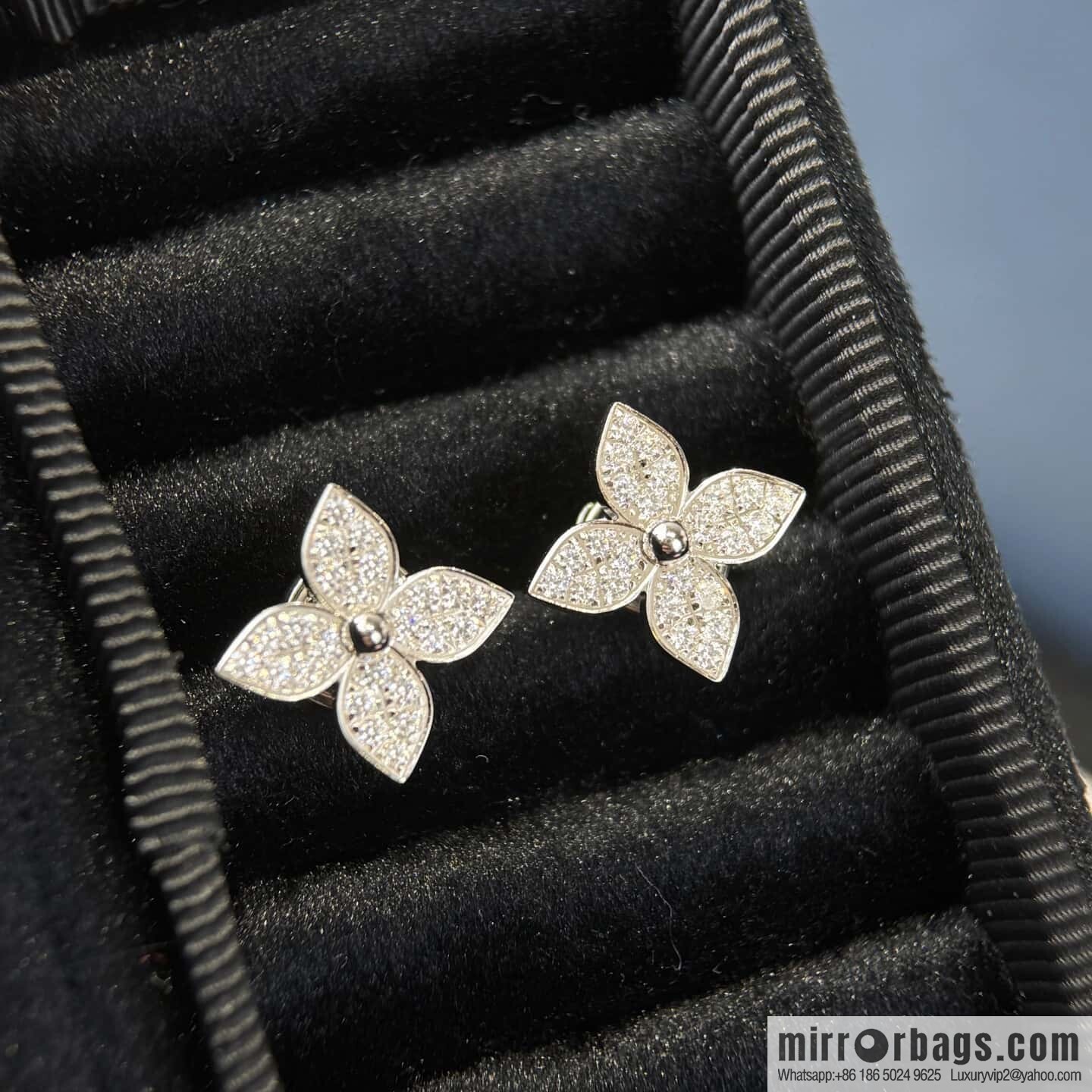 ❗️New ❗️ ☀ Louis Vuitton LV full diamond flower stud earrings ☀