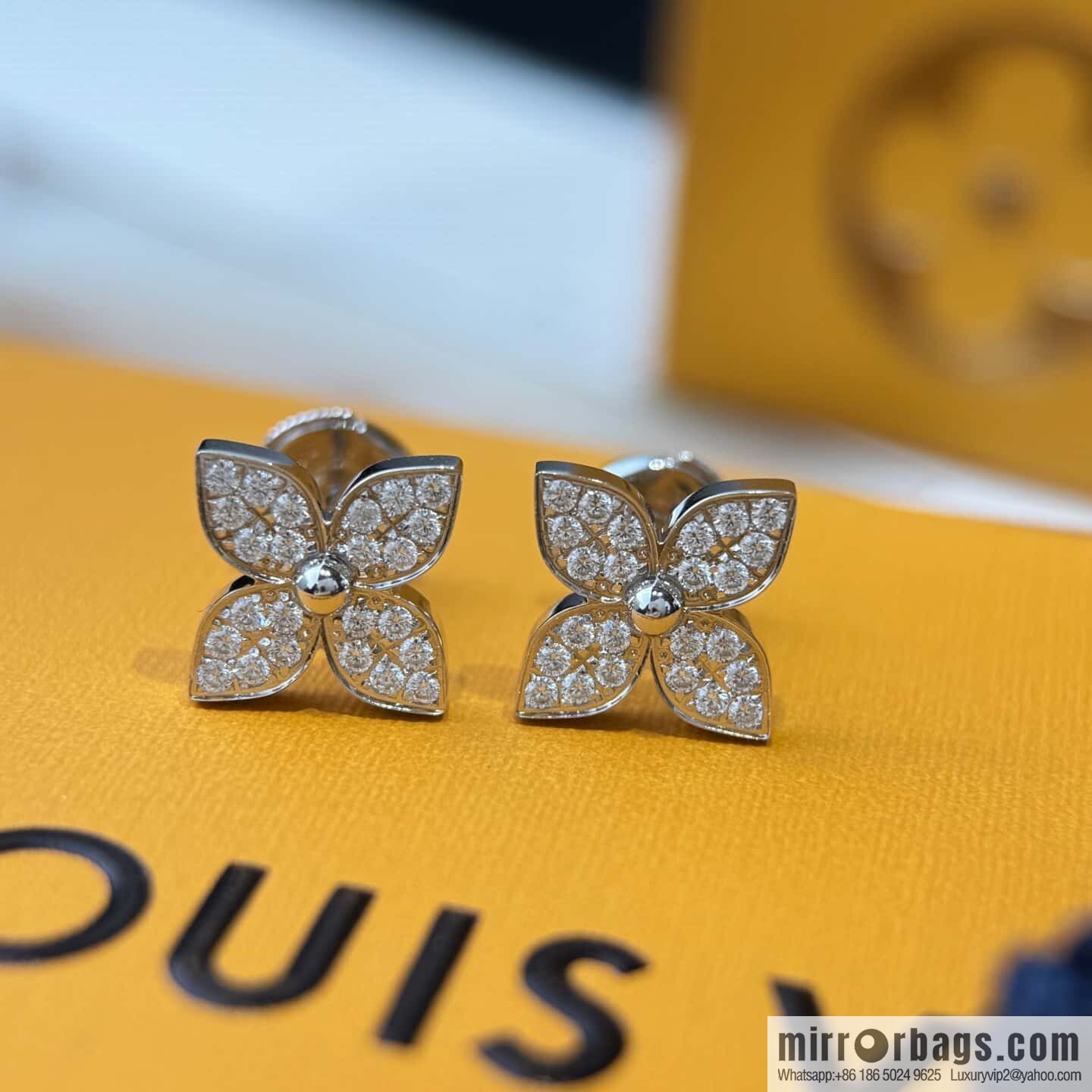 ❗️New ❗️ ☀ Louis Vuitton LV full diamond flower stud earrings ☀