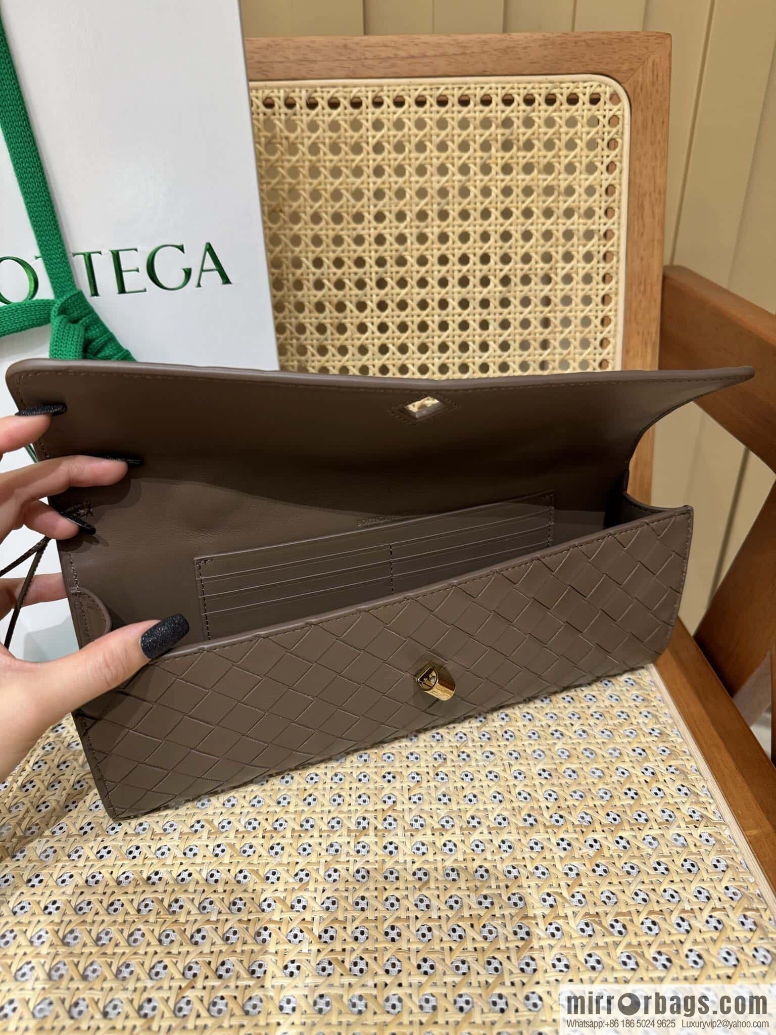 BV Andiamond clutch 741511 pine cone brown
