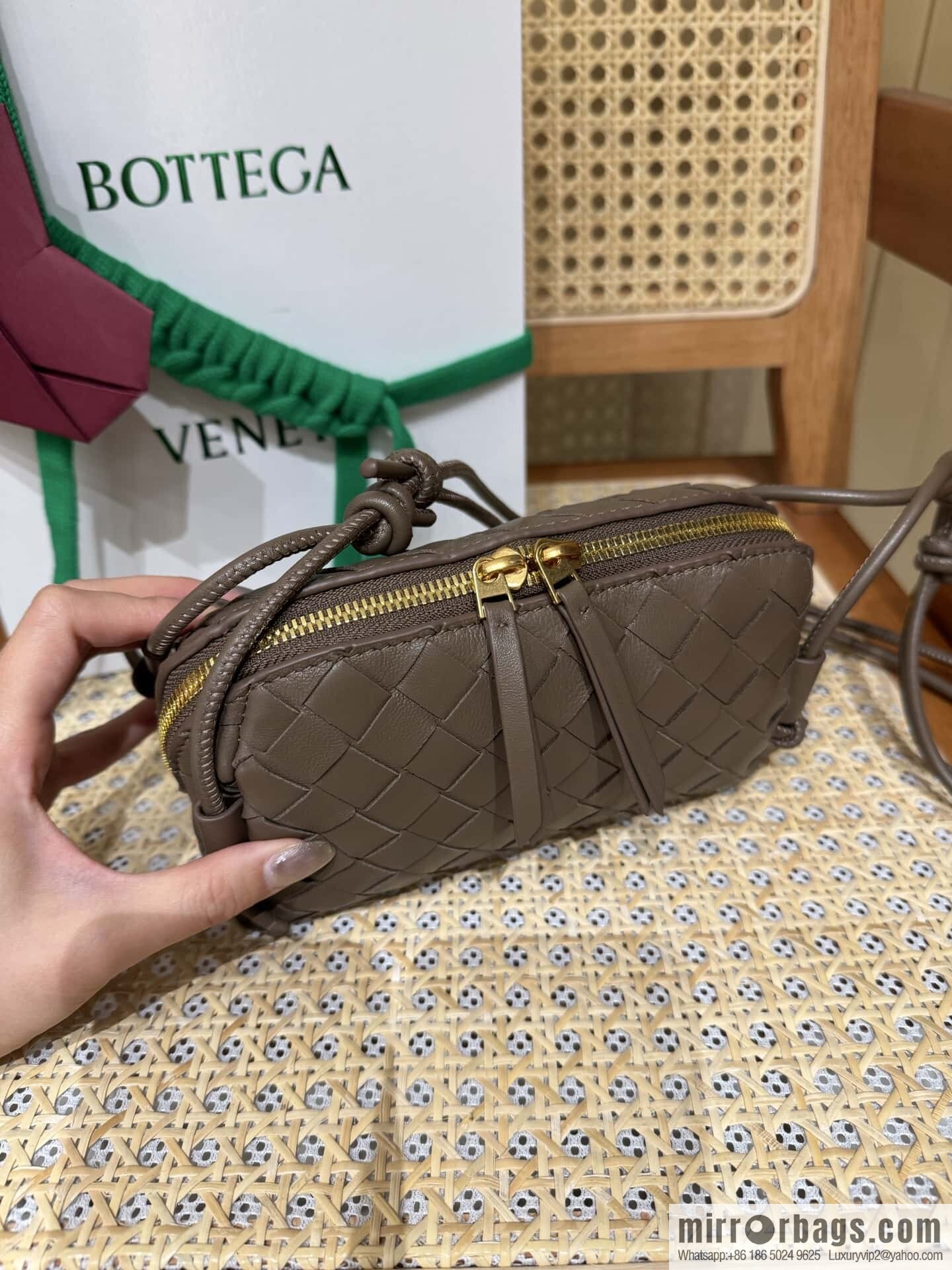 BV Shell Bag Concert 794258 Pine Cones Brown