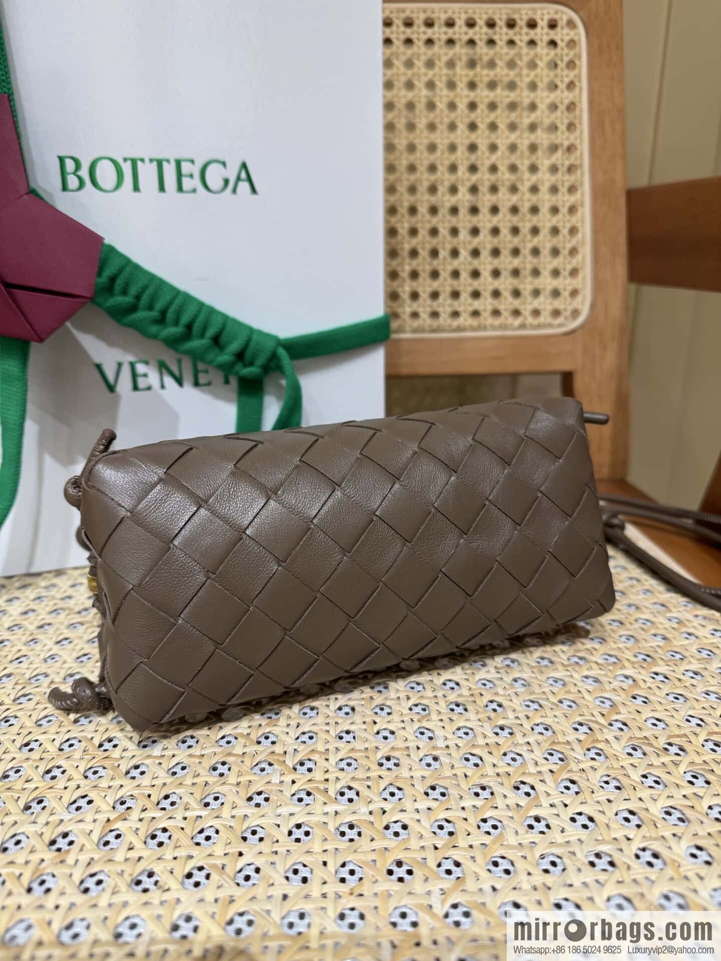 BV Shell Bag Concert 794258 Pine Cones Brown