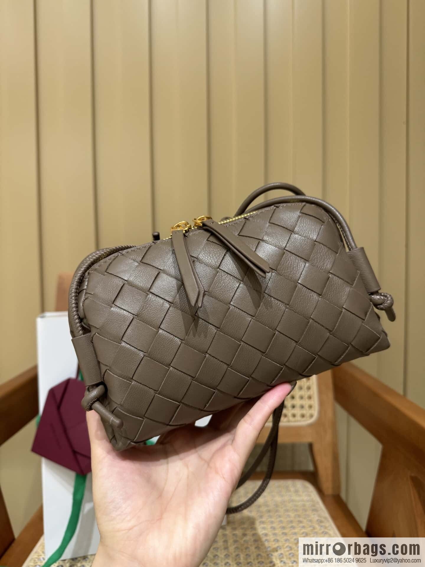 BV Shell Bag Concert 794258 Pine Cones Brown