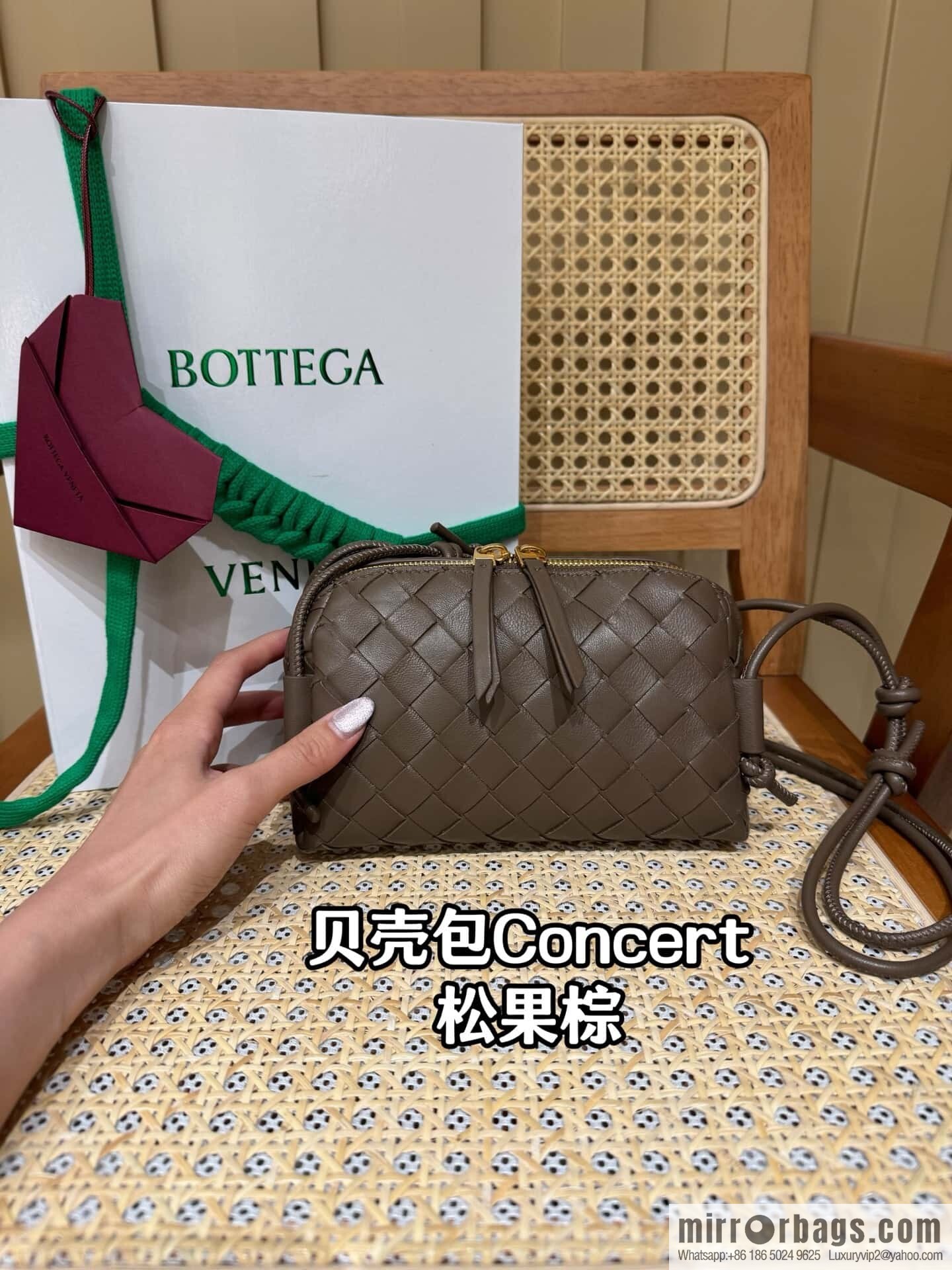 BV Shell Bag Concert 794258 Pine Cones Brown