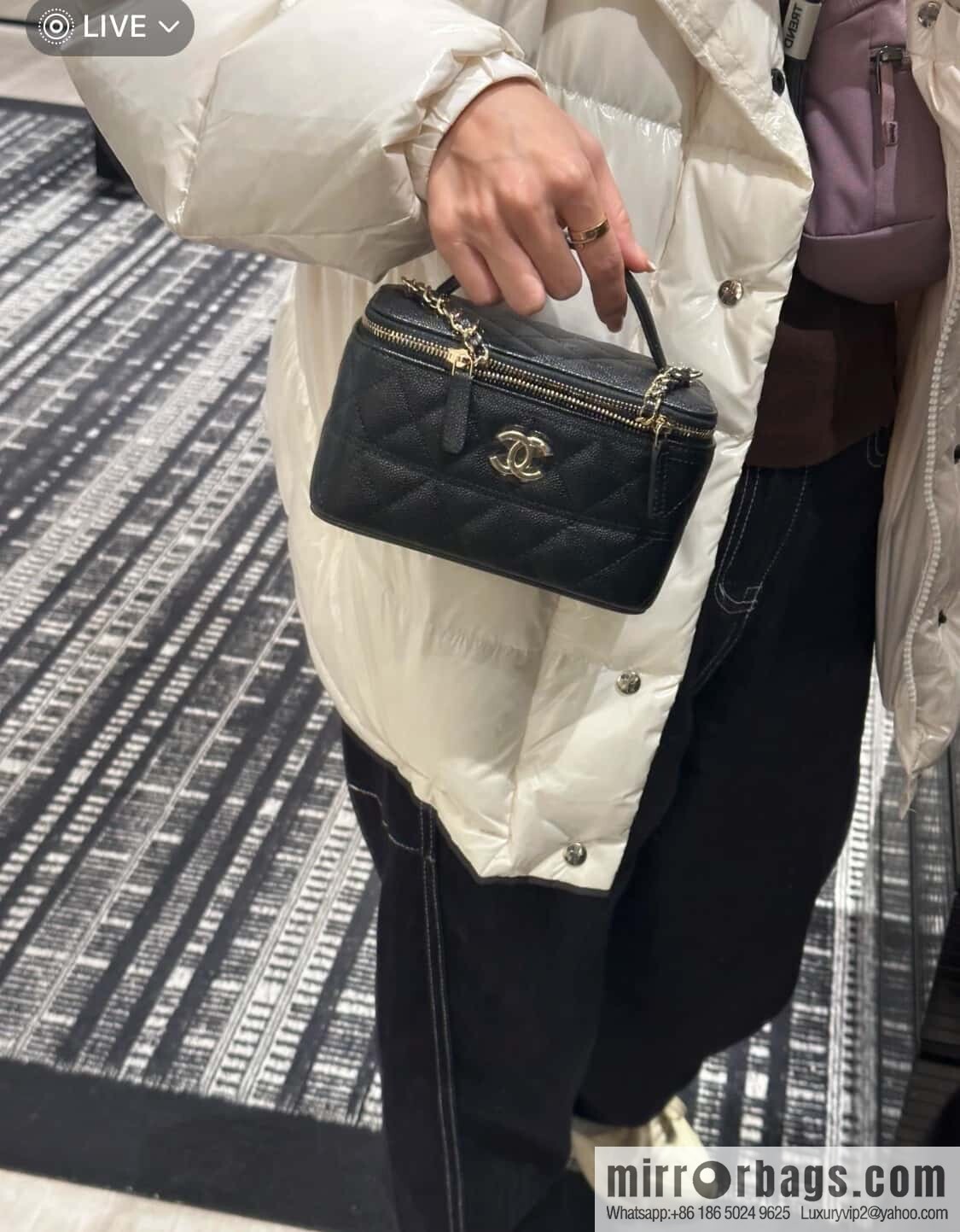 𝐂𝐡𝐚𝐧𝐞𝐥 𝟐𝟓𝐜 new, handle box bag, black gold lychee cow 🖤 AP4404