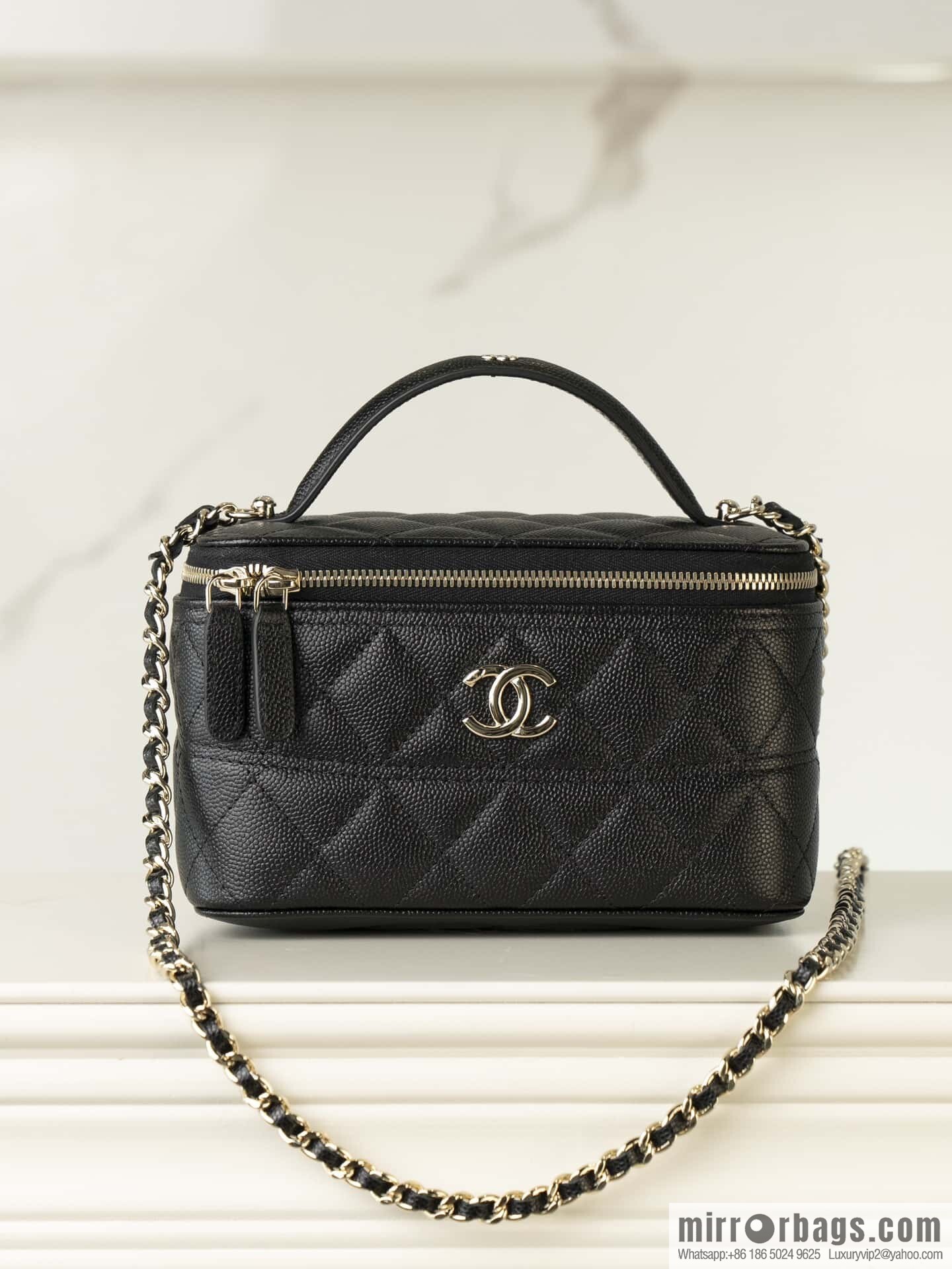 𝐂𝐡𝐚𝐧𝐞𝐥 𝟐𝟓𝐜 new, handle box bag, black gold lychee cow 🖤 AP4404