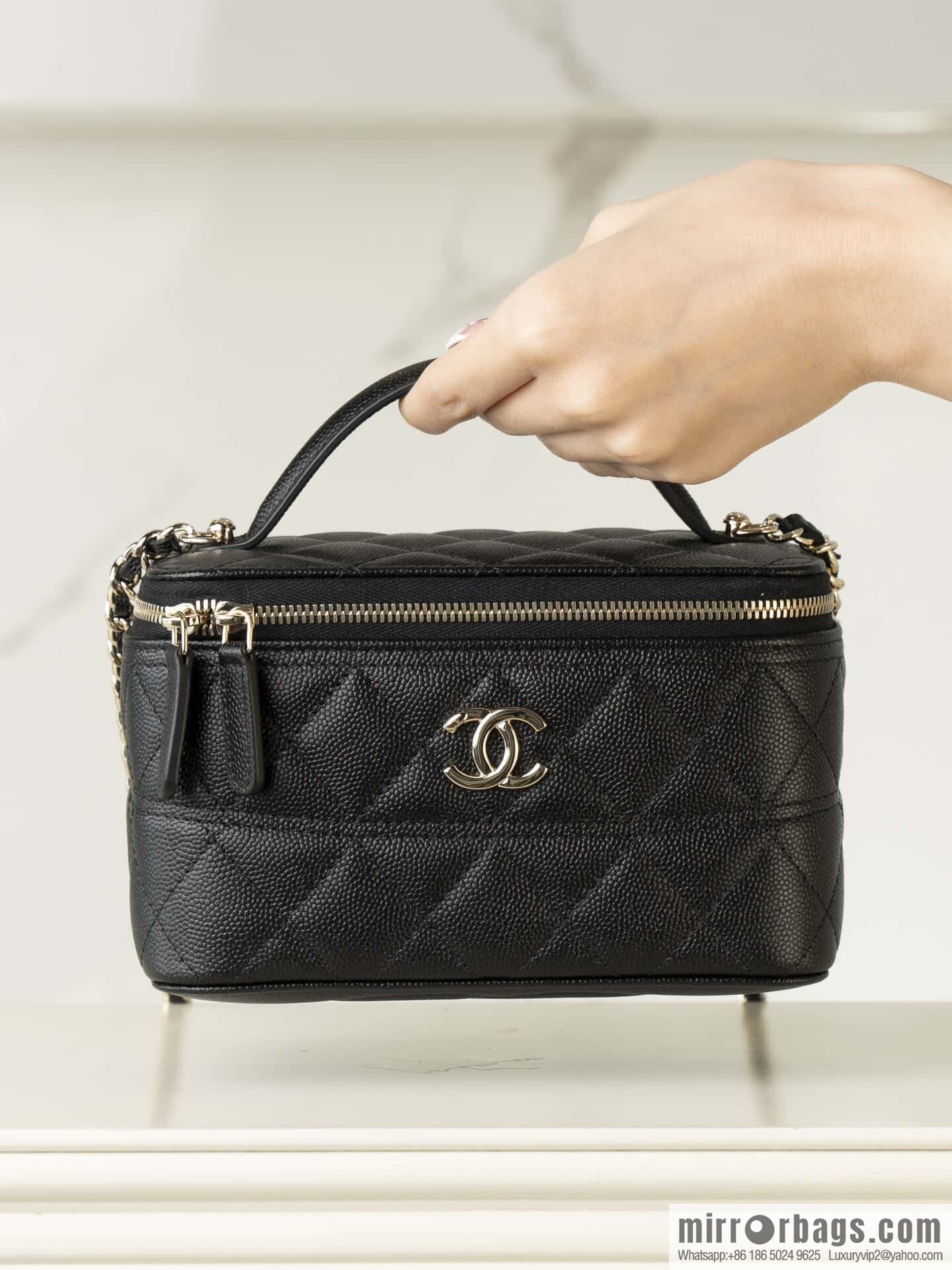𝐂𝐡𝐚𝐧𝐞𝐥 𝟐𝟓𝐜 new, handle box bag, black gold lychee cow 🖤 AP4404