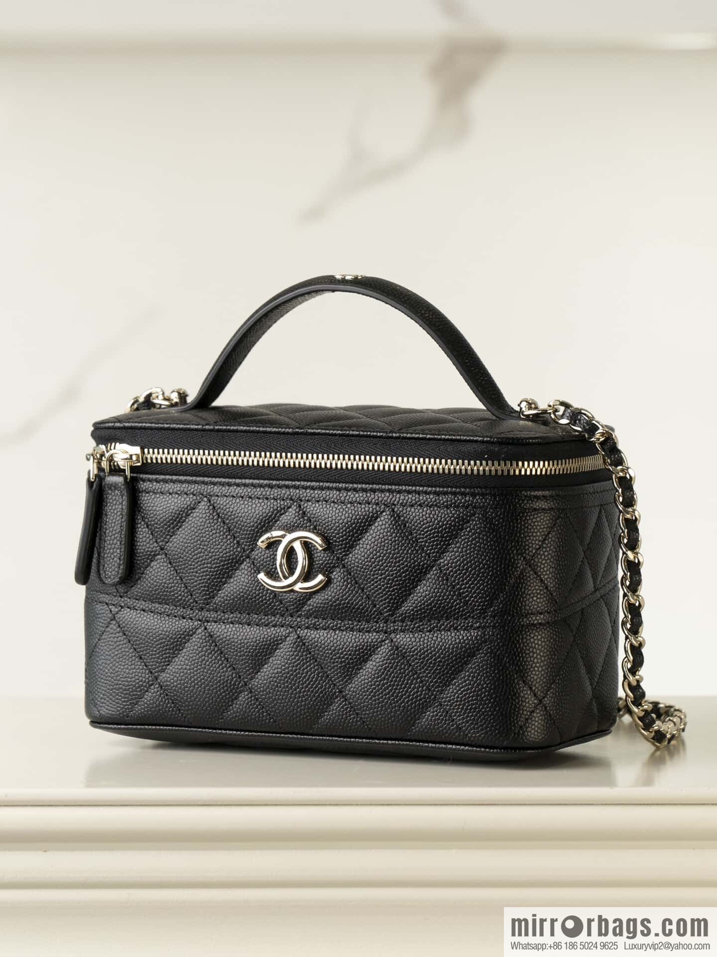 𝐂𝐡𝐚𝐧𝐞𝐥 𝟐𝟓𝐜 new, handle box bag, black gold lychee cow 🖤 AP4404