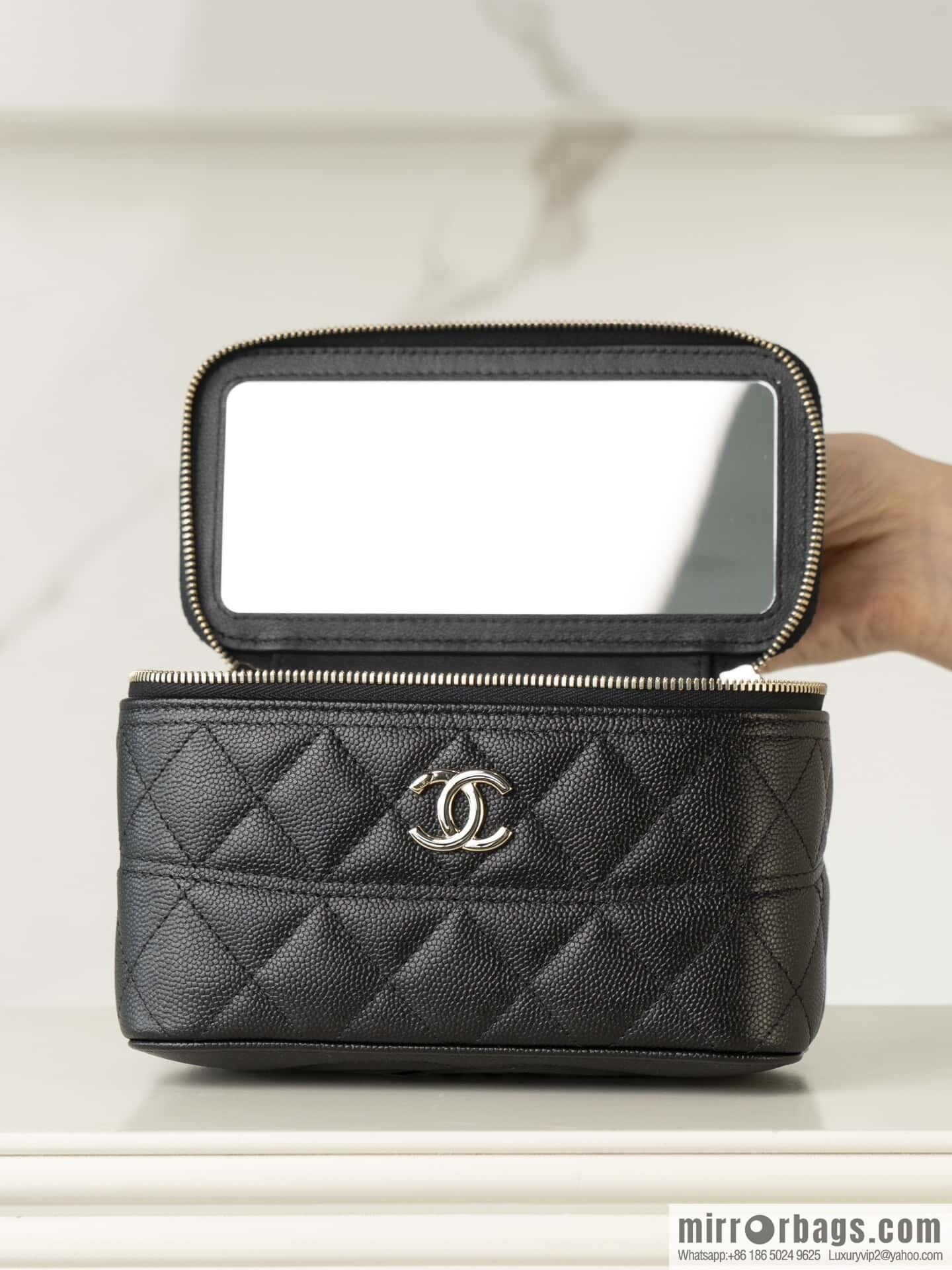 𝐂𝐡𝐚𝐧𝐞𝐥 𝟐𝟓𝐜 new, handle box bag, black gold lychee cow 🖤 AP4404