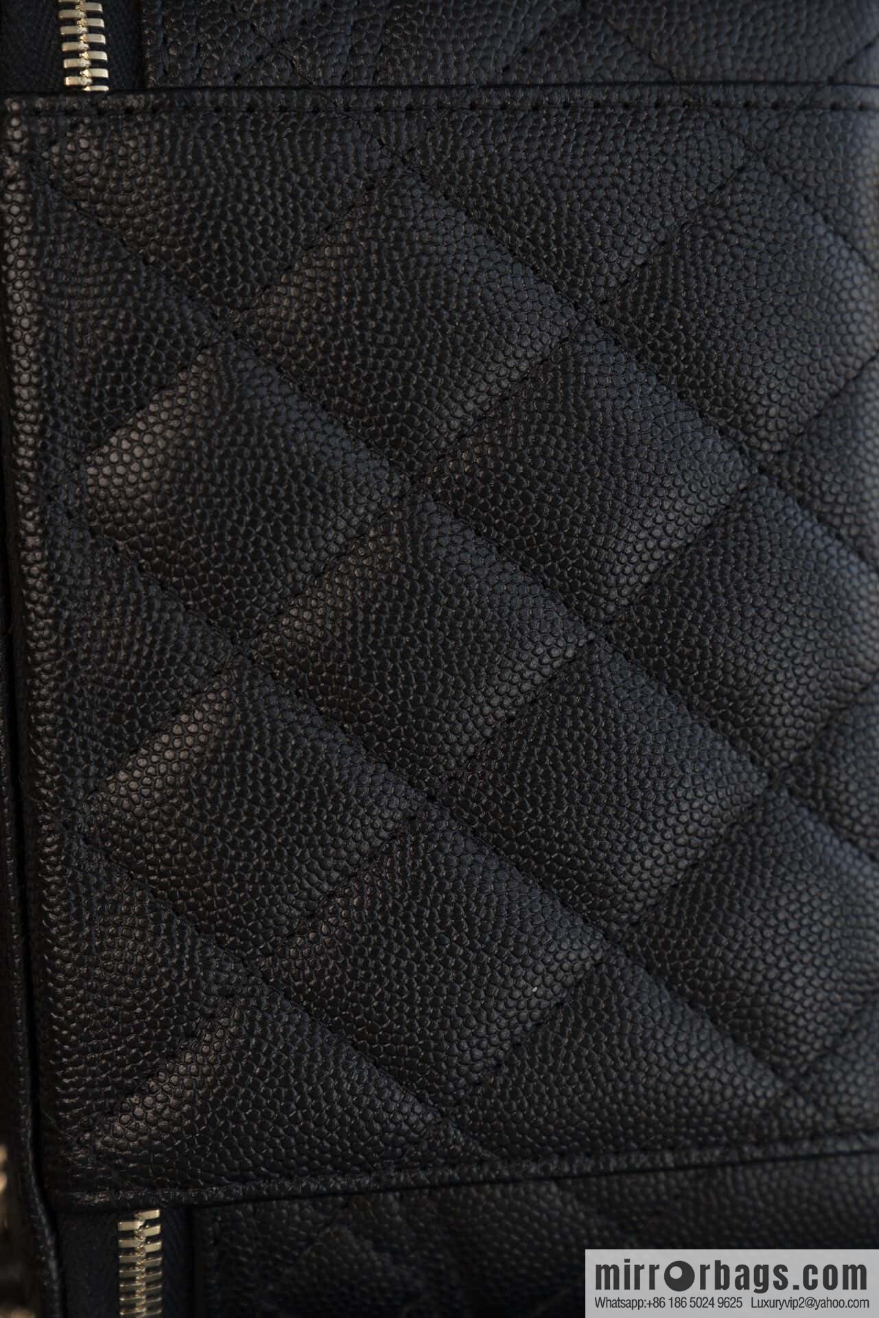 𝐂𝐡𝐚𝐧𝐞𝐥 𝟐𝟓𝐜 new, handle box bag, black gold lychee cow 🖤 AP4404