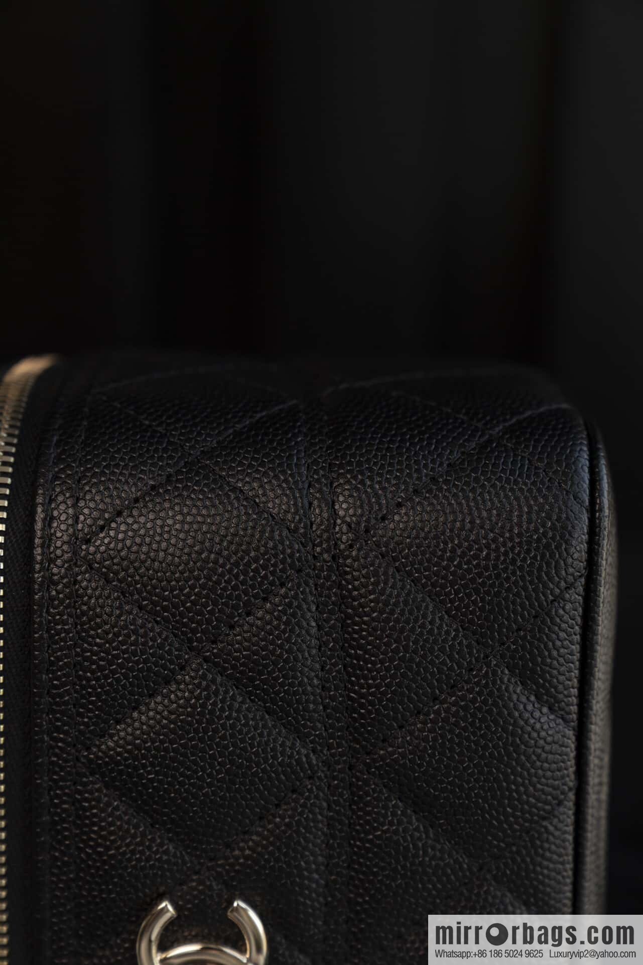 𝐂𝐡𝐚𝐧𝐞𝐥 𝟐𝟓𝐜 new, handle box bag, black gold lychee cow 🖤 AP4404