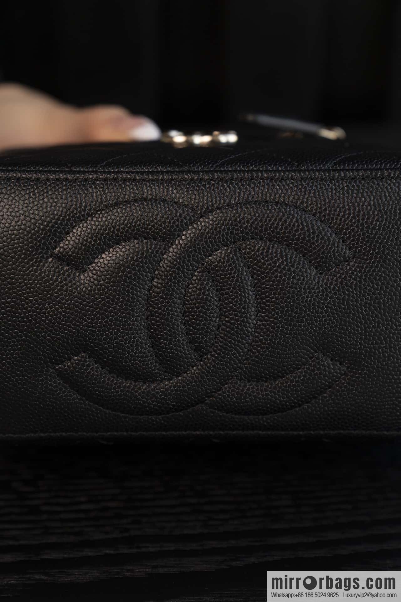 𝐂𝐡𝐚𝐧𝐞𝐥 𝟐𝟓𝐜 new, handle box bag, black gold lychee cow 🖤 AP4404