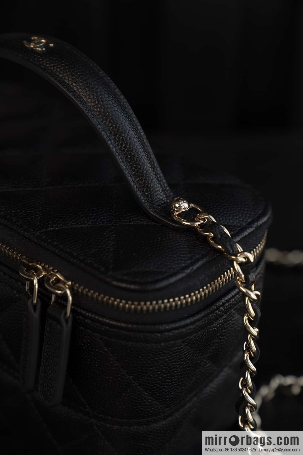 𝐂𝐡𝐚𝐧𝐞𝐥 𝟐𝟓𝐜 new, handle box bag, black gold lychee cow 🖤 AP4404