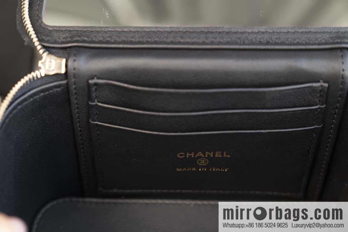 𝐂𝐡𝐚𝐧𝐞𝐥 𝟐𝟓𝐜 new, handle box bag, black gold lychee cow 🖤 AP4404
