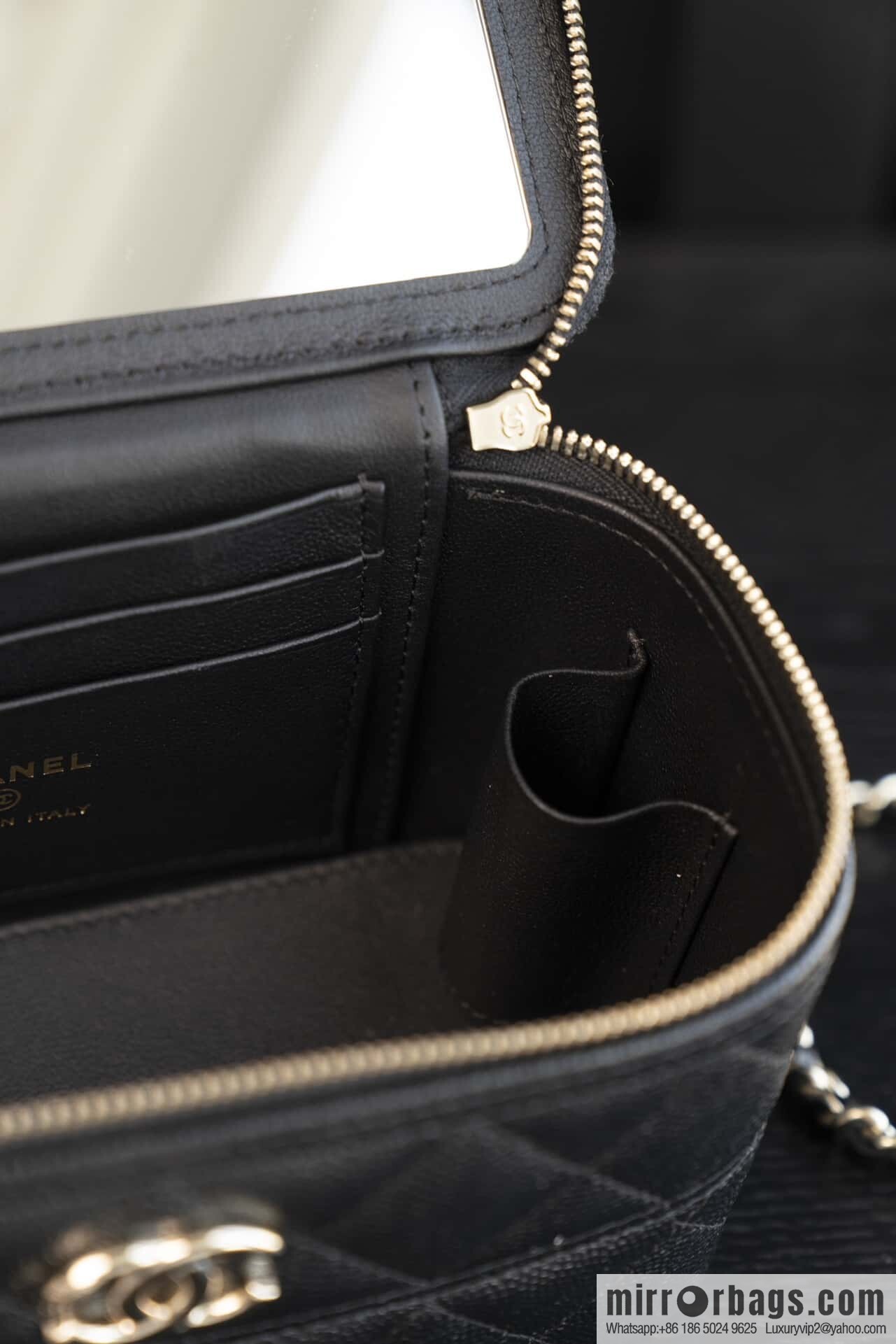 𝐂𝐡𝐚𝐧𝐞𝐥 𝟐𝟓𝐜 new, handle box bag, black gold lychee cow 🖤 AP4404