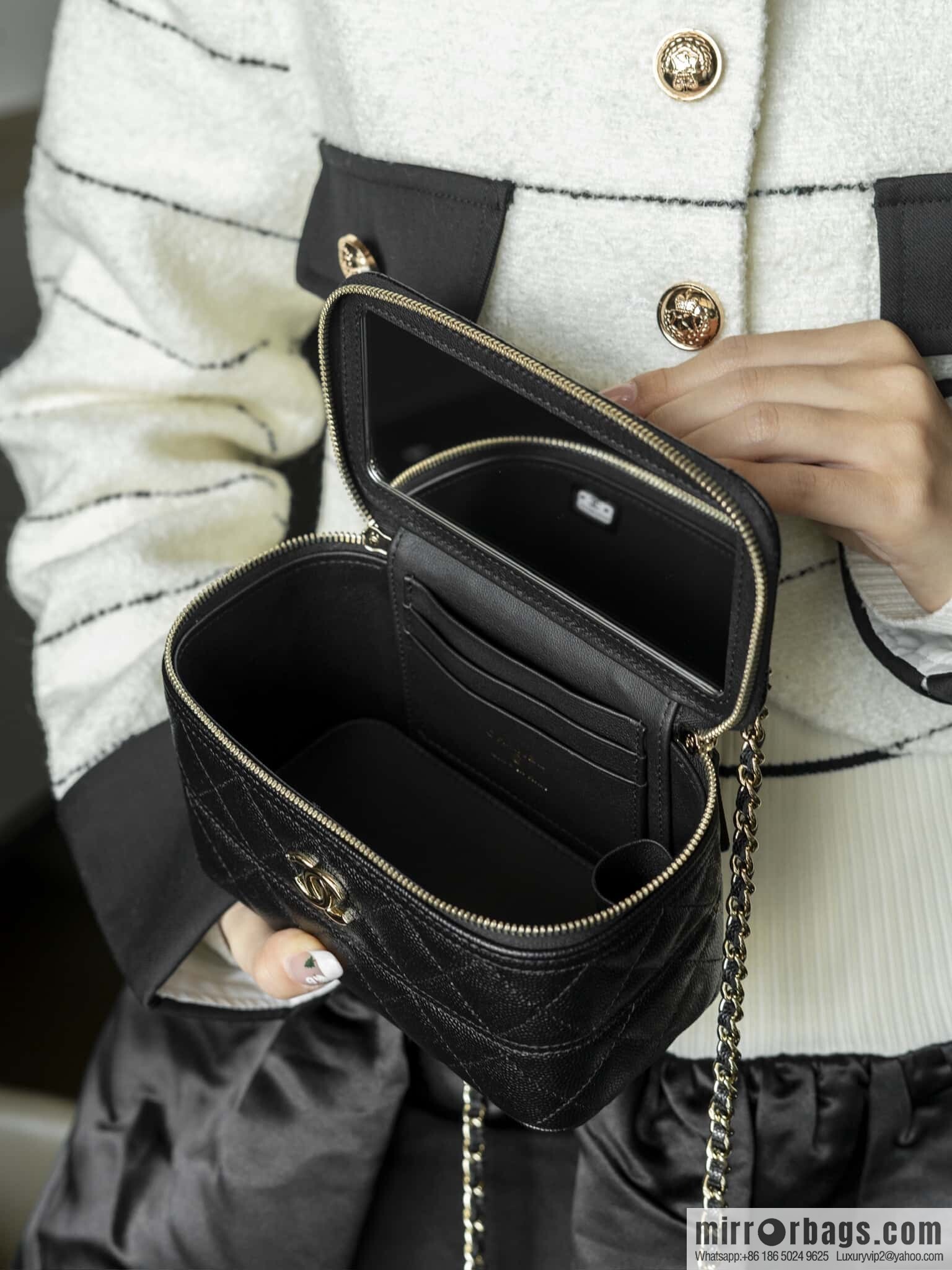 𝐂𝐡𝐚𝐧𝐞𝐥 𝟐𝟓𝐜 new, handle box bag, black gold lychee cow 🖤 AP4404