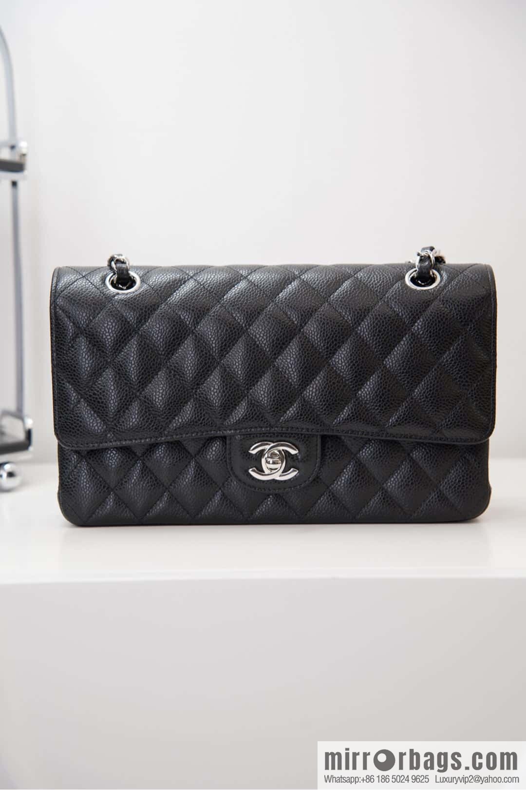 ℂ𝔽 𝗖𝗹𝗮𝘀𝘀𝗶𝗰 𝗙𝗹𝗮𝗽 | Original Caviar 🐂 Medium, Black Silver 🖤 A01112