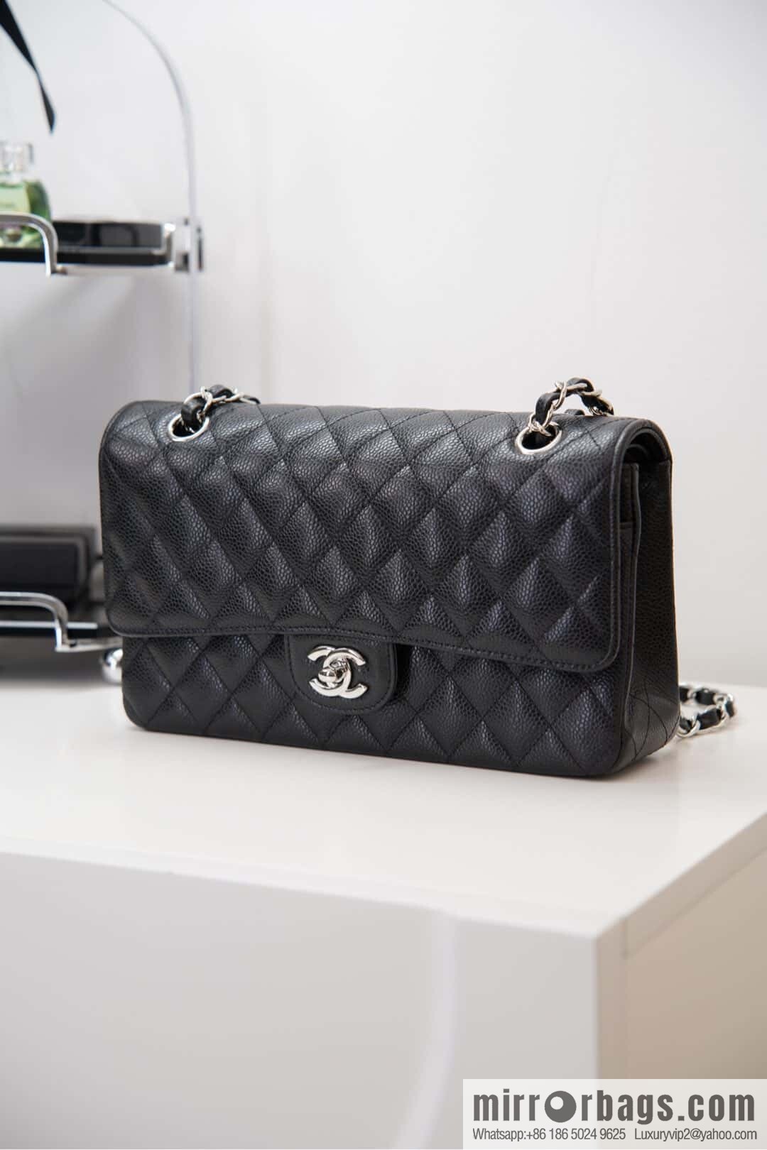 ℂ𝔽 𝗖𝗹𝗮𝘀𝘀𝗶𝗰 𝗙𝗹𝗮𝗽 | Original Caviar 🐂 Medium, Black Silver 🖤 A01112