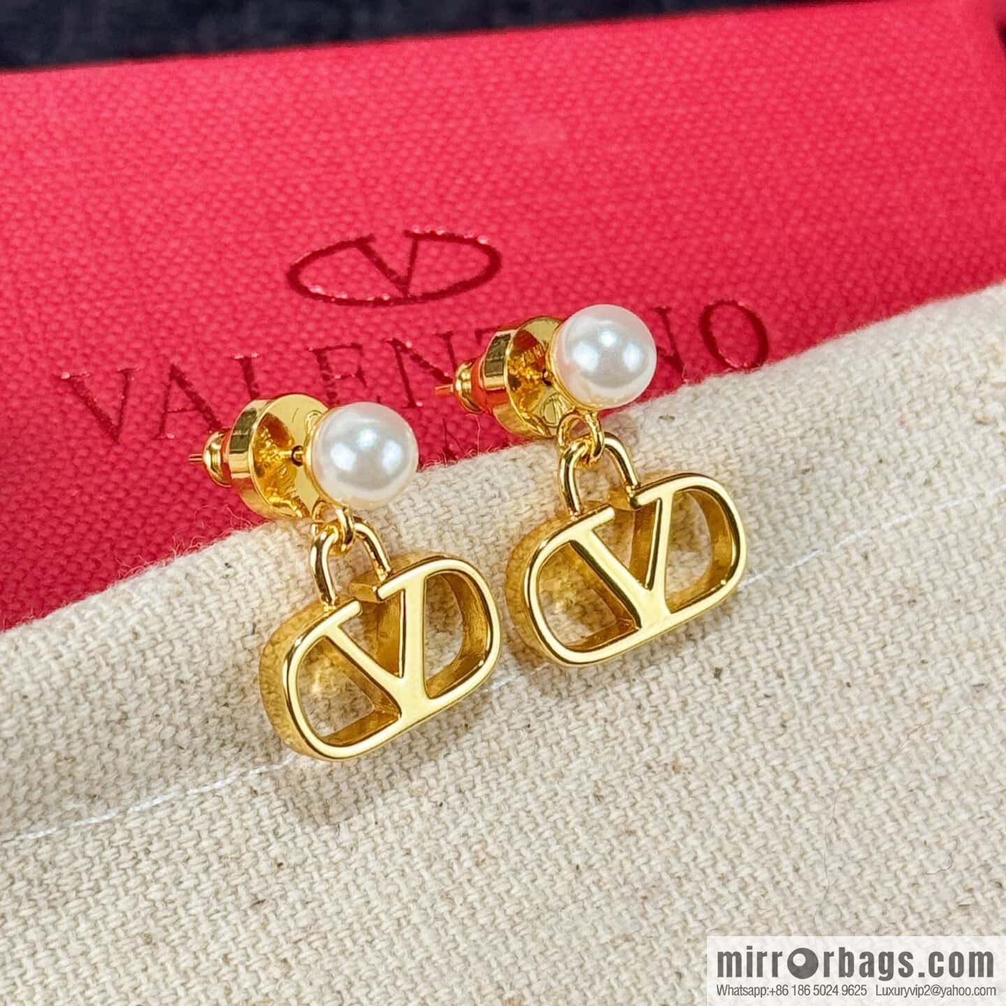 ❗️New ❗️ New ☑️ Valentino pearl stud earrings