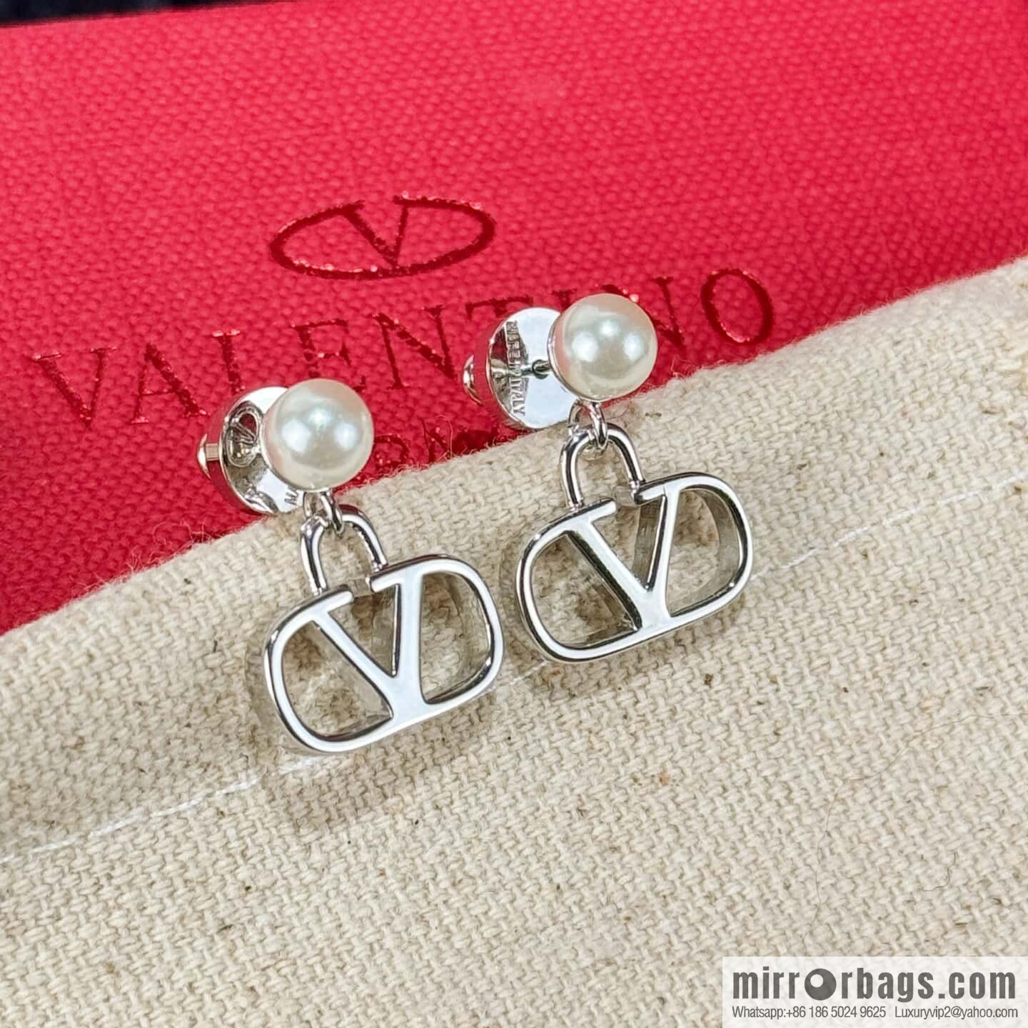 ❗️New ❗️ New ☑️ Valentino pearl stud earrings
