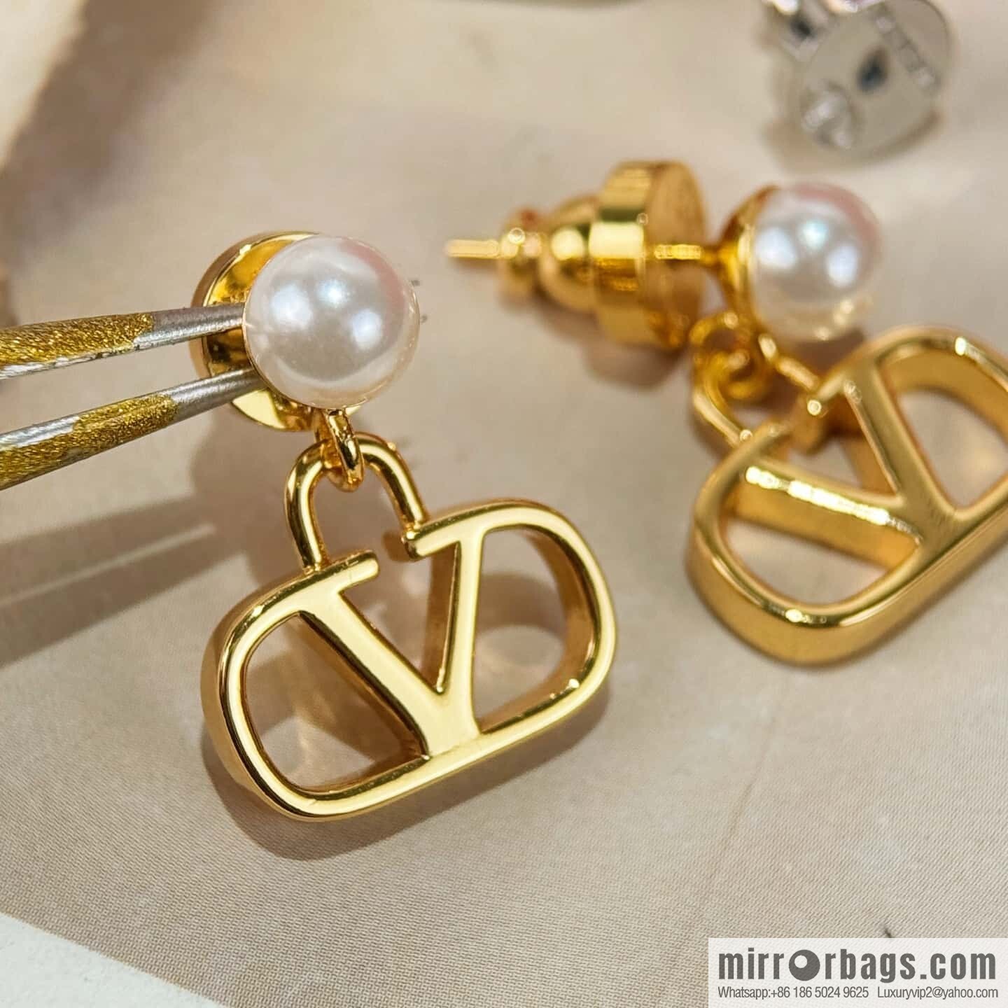 ❗️New ❗️ New ☑️ Valentino pearl stud earrings