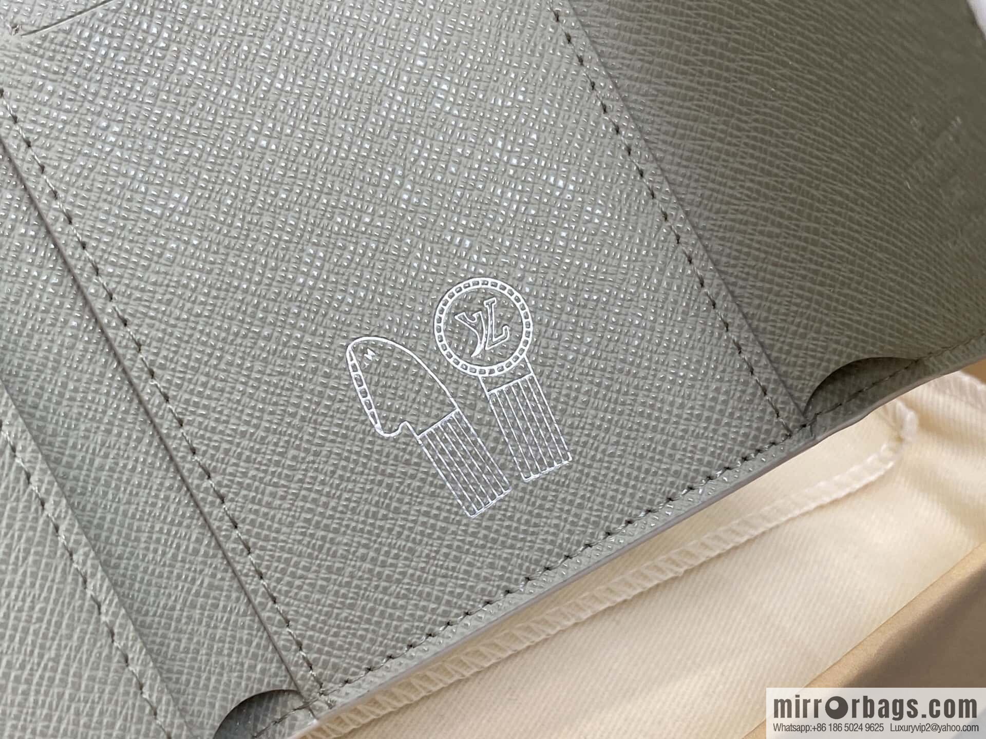[Premium‑quality] M14122 white gradual change three fold wallet Victor wallet