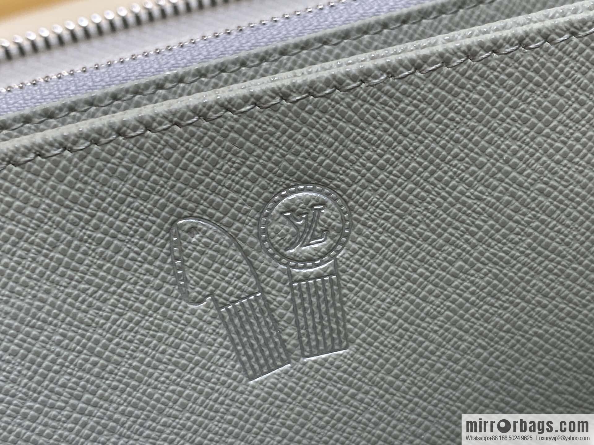 [Premium‑quality] M13908 white color gradual change single zipper wallet Zippy zipper wallet