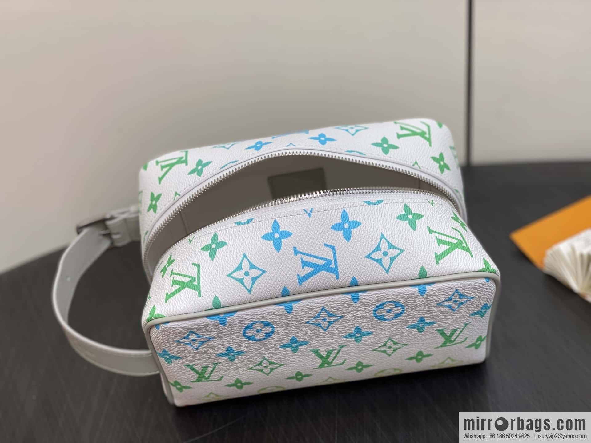 [Original order boutique] M14034 white gradual change cosmetic bag toilet bag, this Locker Dopp Kit toilet bag