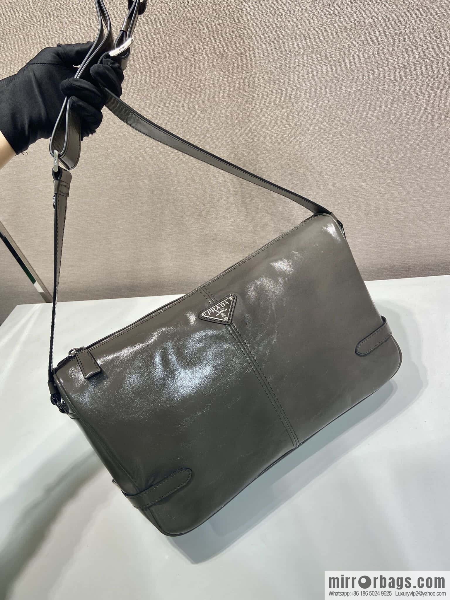 PRADA 🎉 new oil wax leather 🎉 2VH187 messenger bag🎉🎉