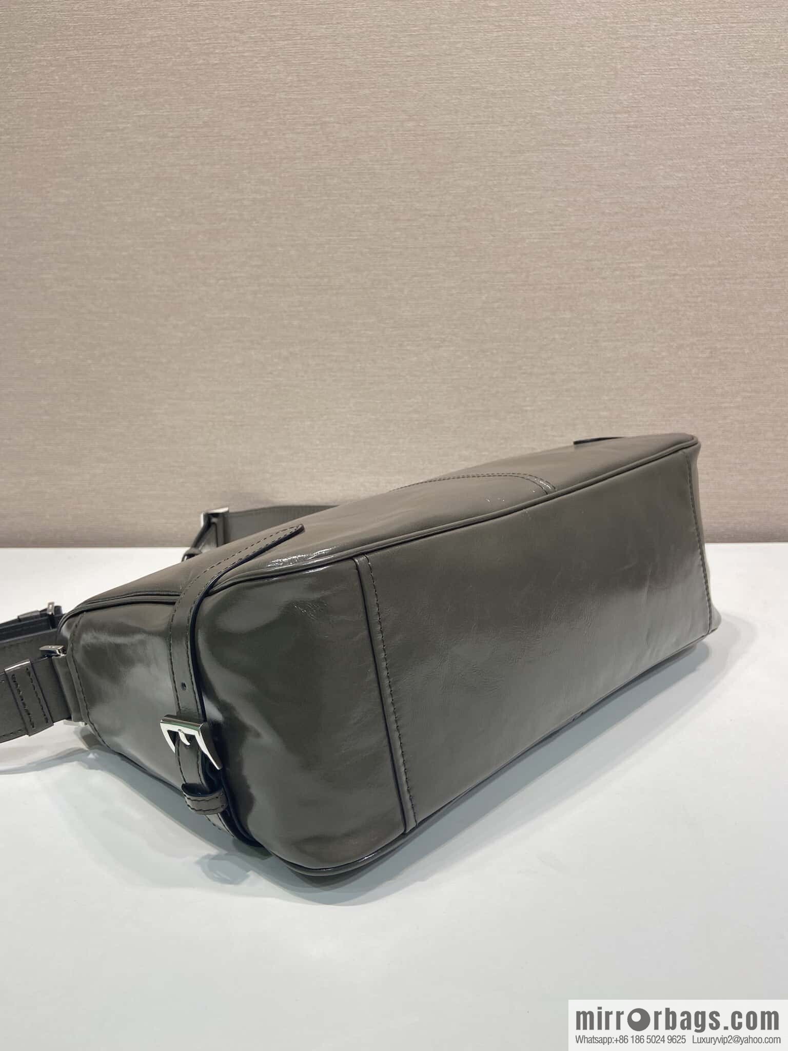 PRADA 🎉 new oil wax leather 🎉 2VH187 messenger bag🎉🎉