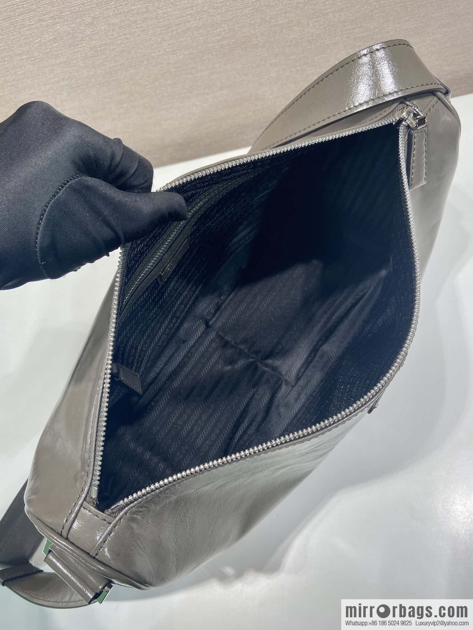 PRADA 🎉 new oil wax leather 🎉 2VH187 messenger bag🎉🎉