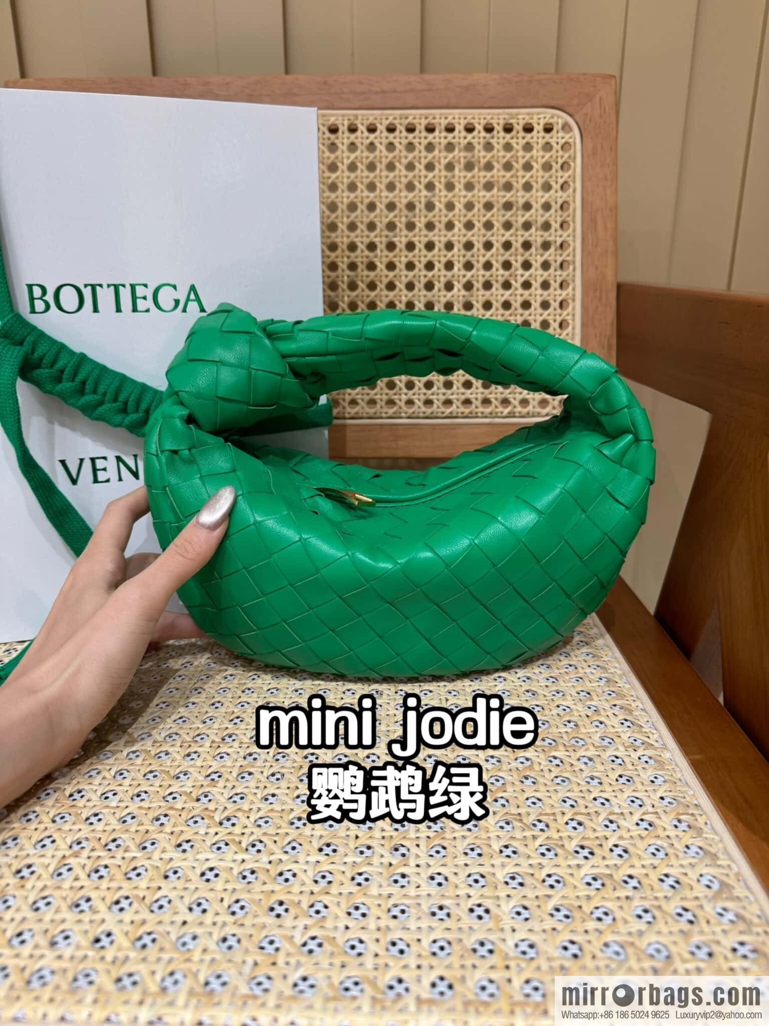 BV MINI JODIE 651876 Parrot Green