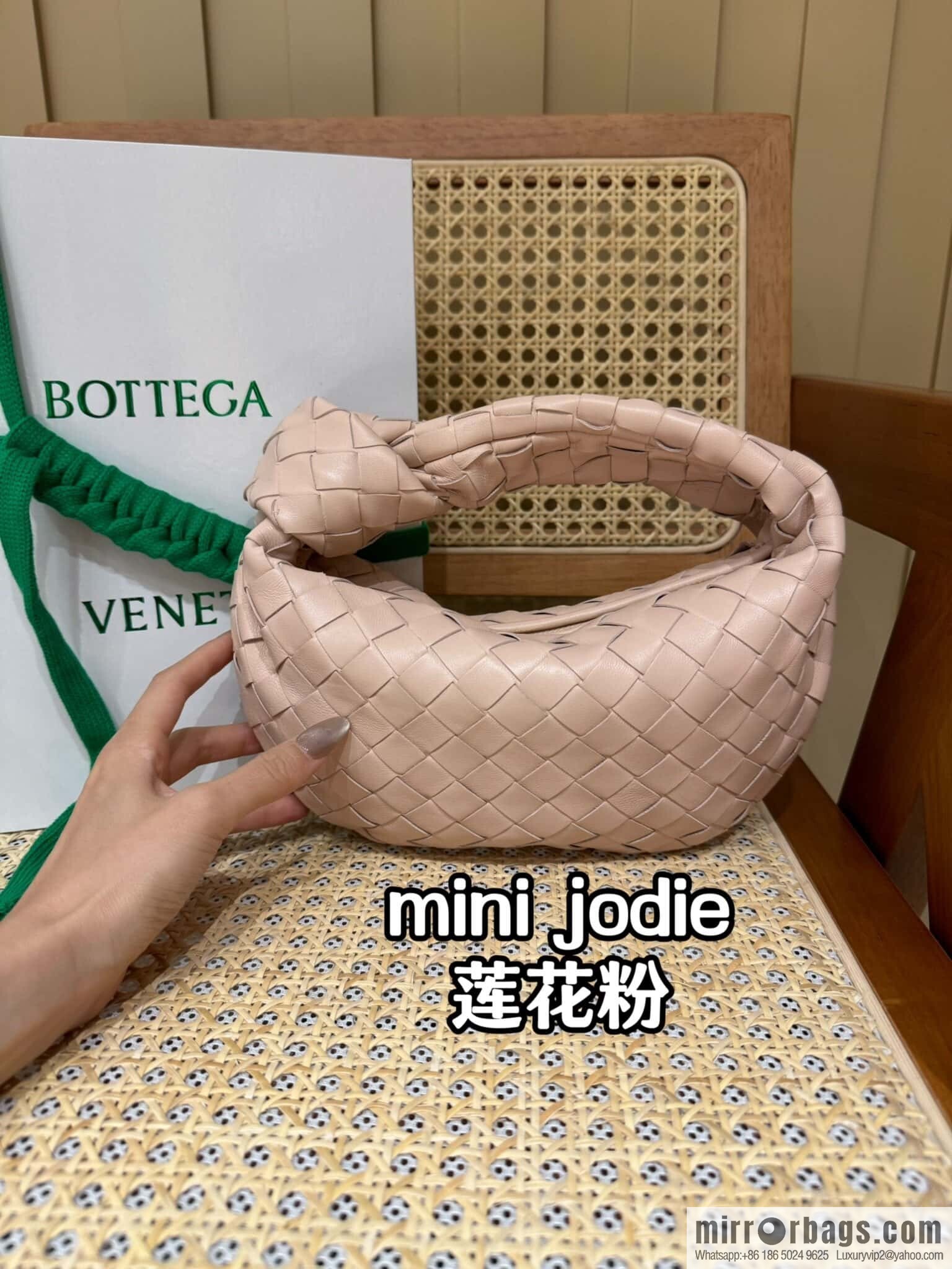 BV MINI JODIE 651876 Lotus powder