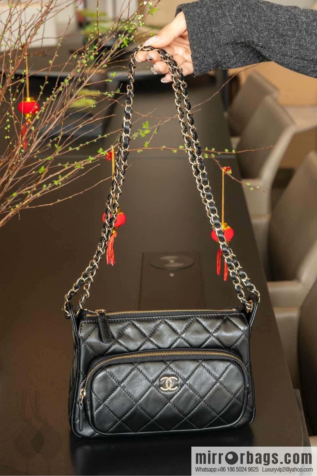 𝐂𝐡𝐚𝐧𝐞𝐥 𝟐𝟓𝐜 early spring new models, camera bag, black gold 🥂 AP4349