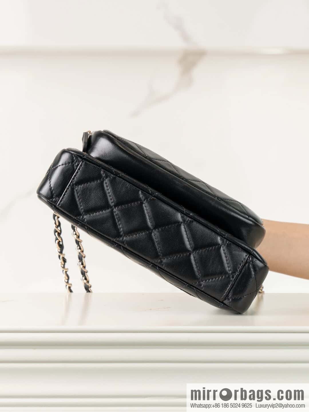 𝐂𝐡𝐚𝐧𝐞𝐥 𝟐𝟓𝐜 early spring new models, camera bag, black gold 🥂 AP4349