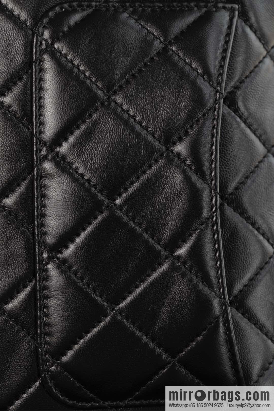 𝐂𝐡𝐚𝐧𝐞𝐥 𝟐𝟓𝐜 early spring new models, camera bag, black gold 🥂 AP4349