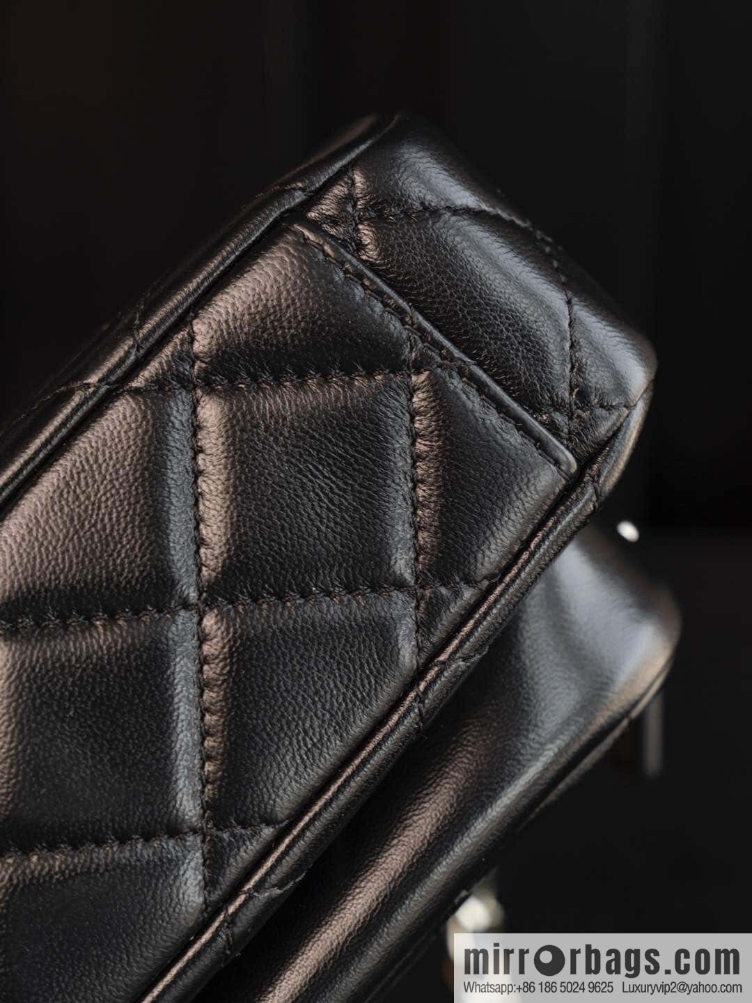 𝐂𝐡𝐚𝐧𝐞𝐥 𝟐𝟓𝐜 early spring new models, camera bag, black gold 🥂 AP4349