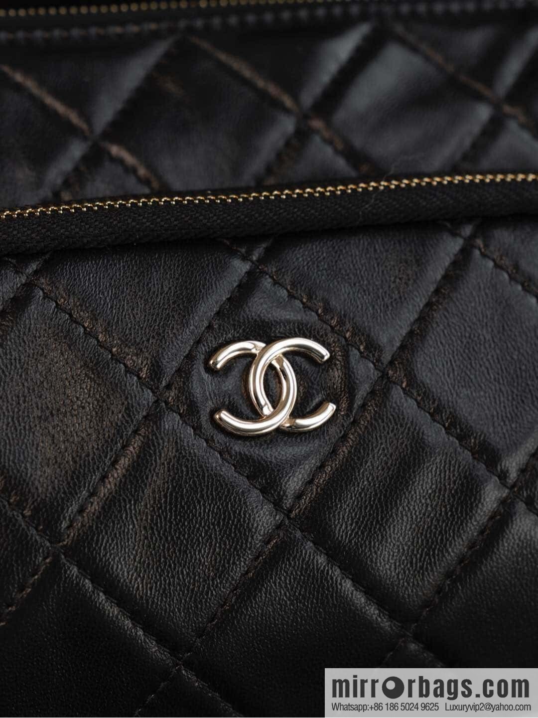 𝐂𝐡𝐚𝐧𝐞𝐥 𝟐𝟓𝐜 early spring new models, camera bag, black gold 🥂 AP4349